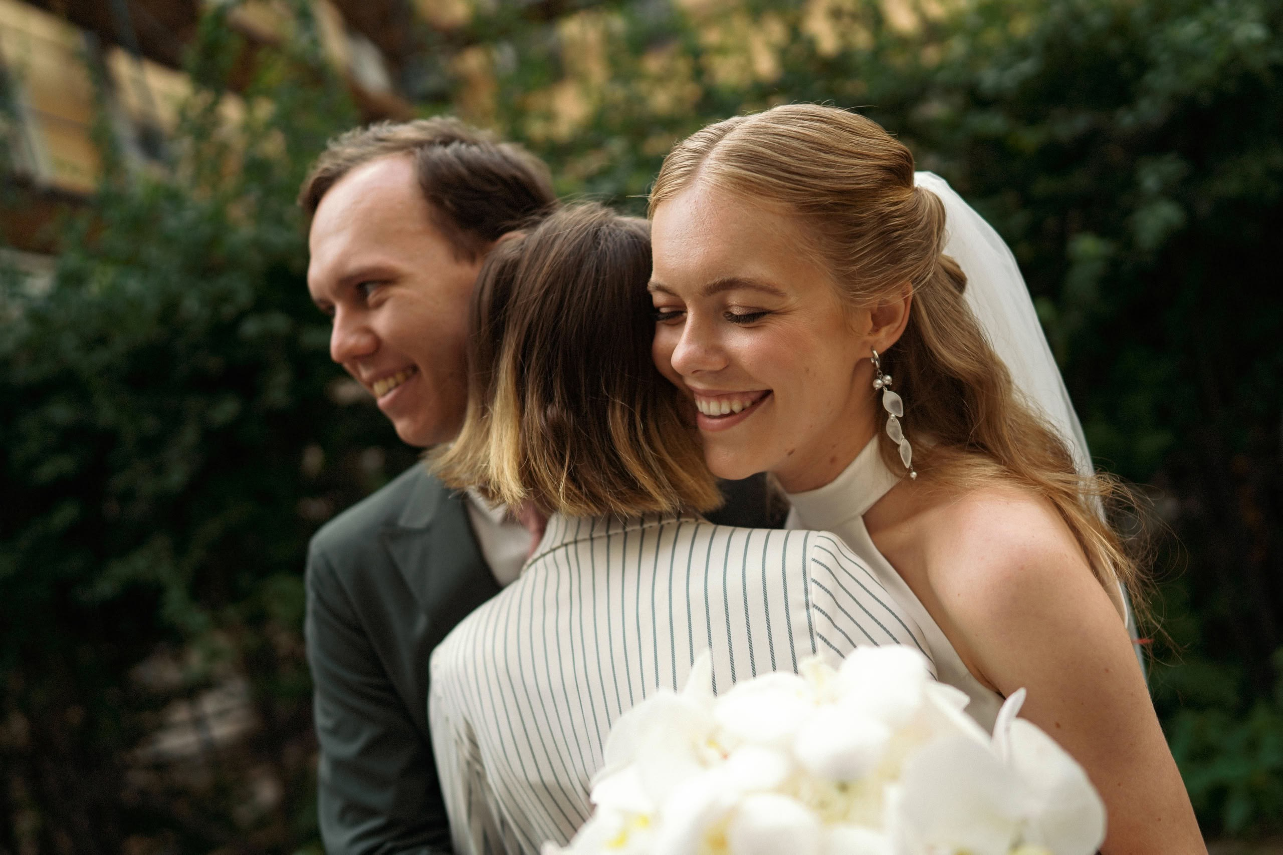 Пара перед церемонией в саду — лёгкая улыбка и спокойный момент вдвоём