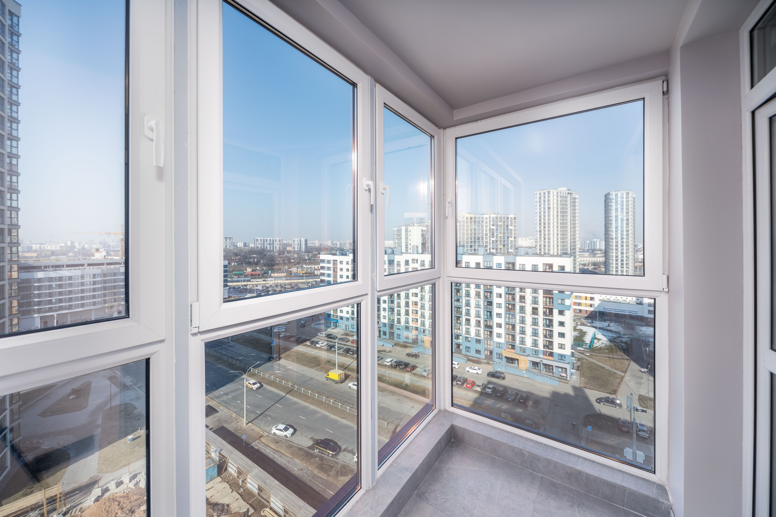 Интерьер видовой лоджии в евро-3 квартире в ЖК Минск Мир