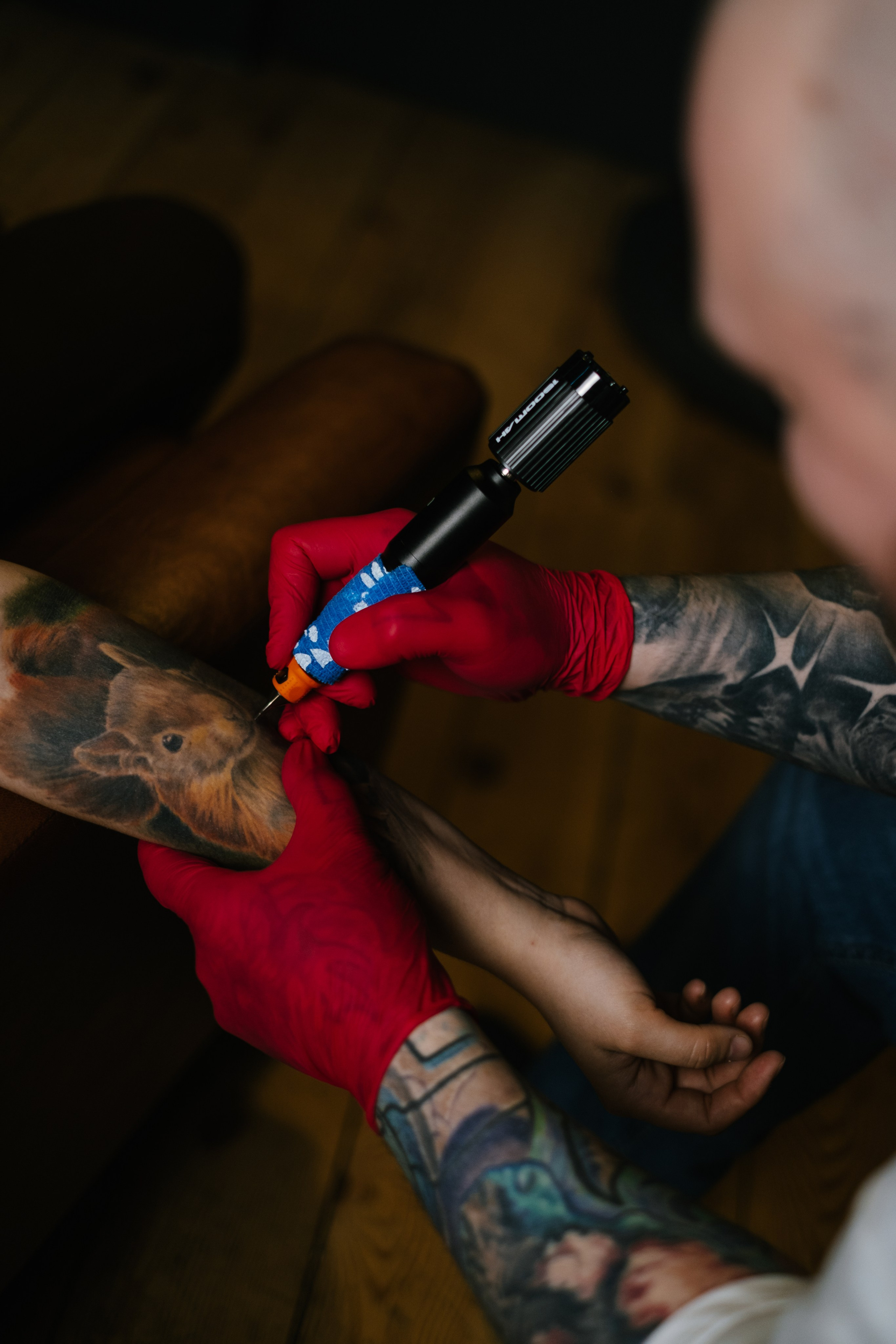 Рекламная съемка: тату-мастер | Заказать рекламную съемку Новосибирск. Ксения Ильиных — Фотограф в Новосибирске