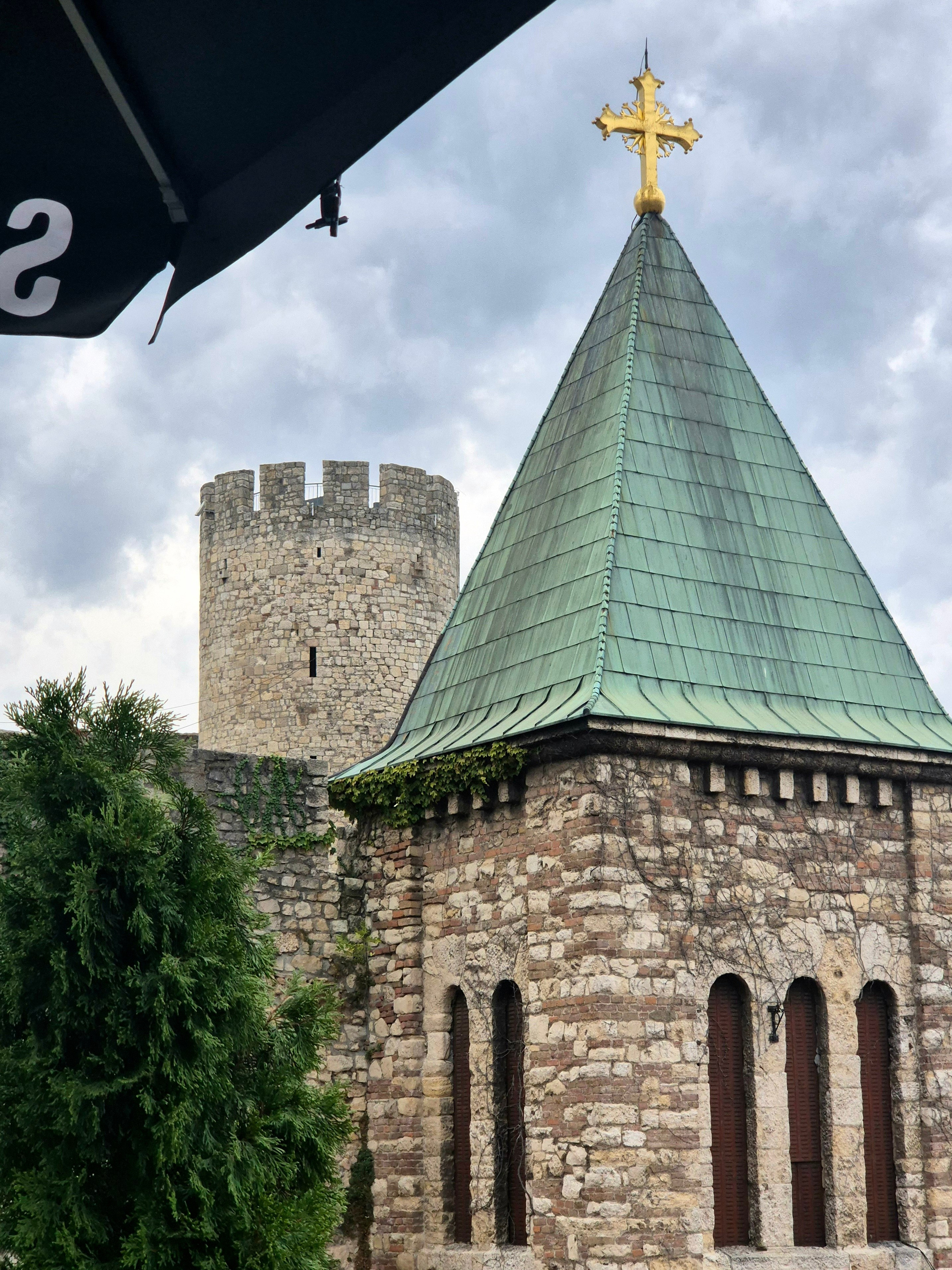 Часовня Святой Параскевы, возведенная в 1937 году на месте источника с чудотворной водой. Сели в кафе на стене над ней. Надуло тучку, небо в 5 минут потемнело. Работники кафе в момент свернули солнечные зонтики-навесы, убрали все сидушки с кресел и через 5 минут начался ураган - ветер, проливной дождь. Та скорость, с которой отреагировали работники навела на мысль, что не в первой посреди жары 30-градусной встречать налетающие бури-ураганы.