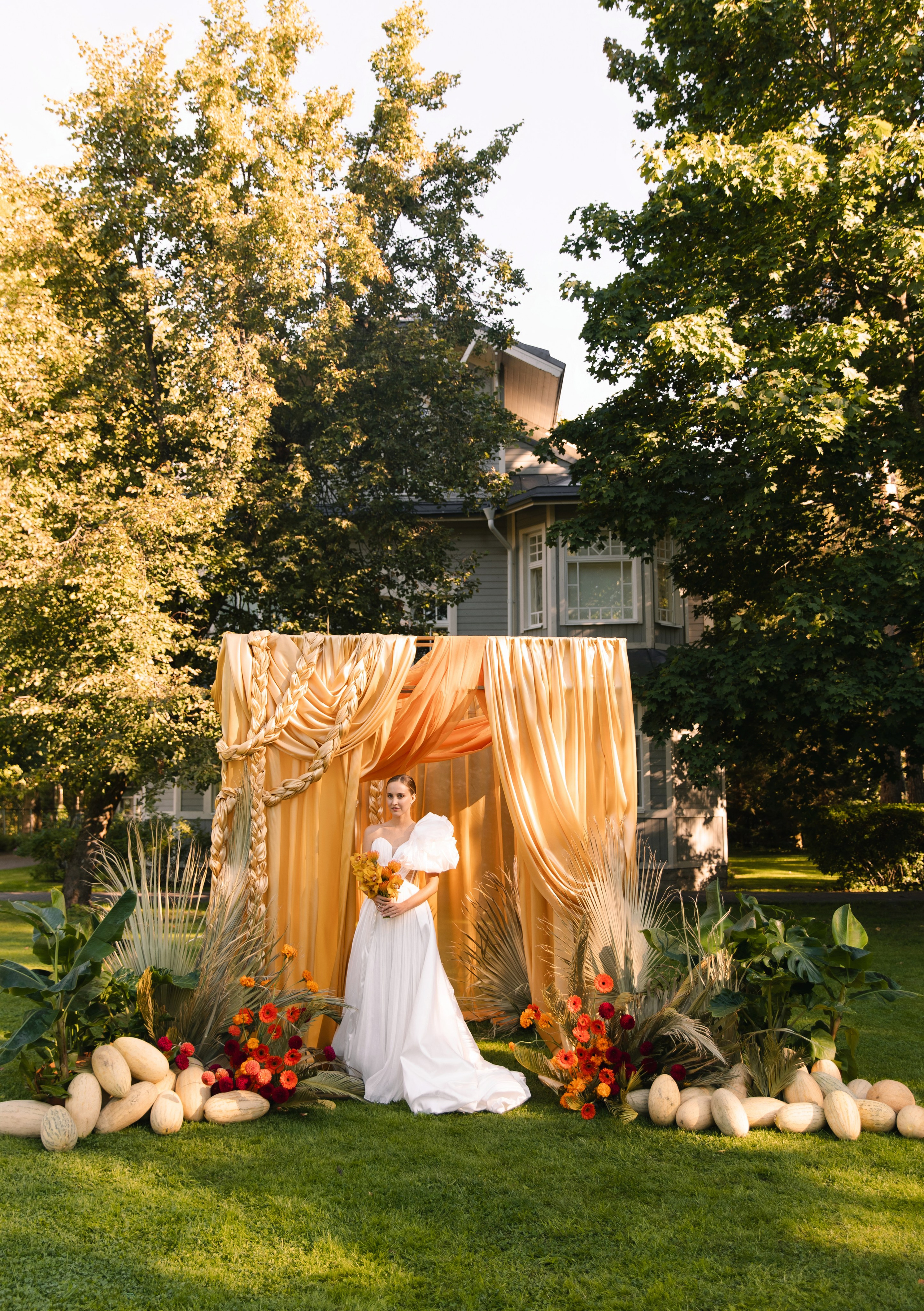 В ЛУЧАХ ЗАКАТА НА БЕРЕГУ МОРСКОМ