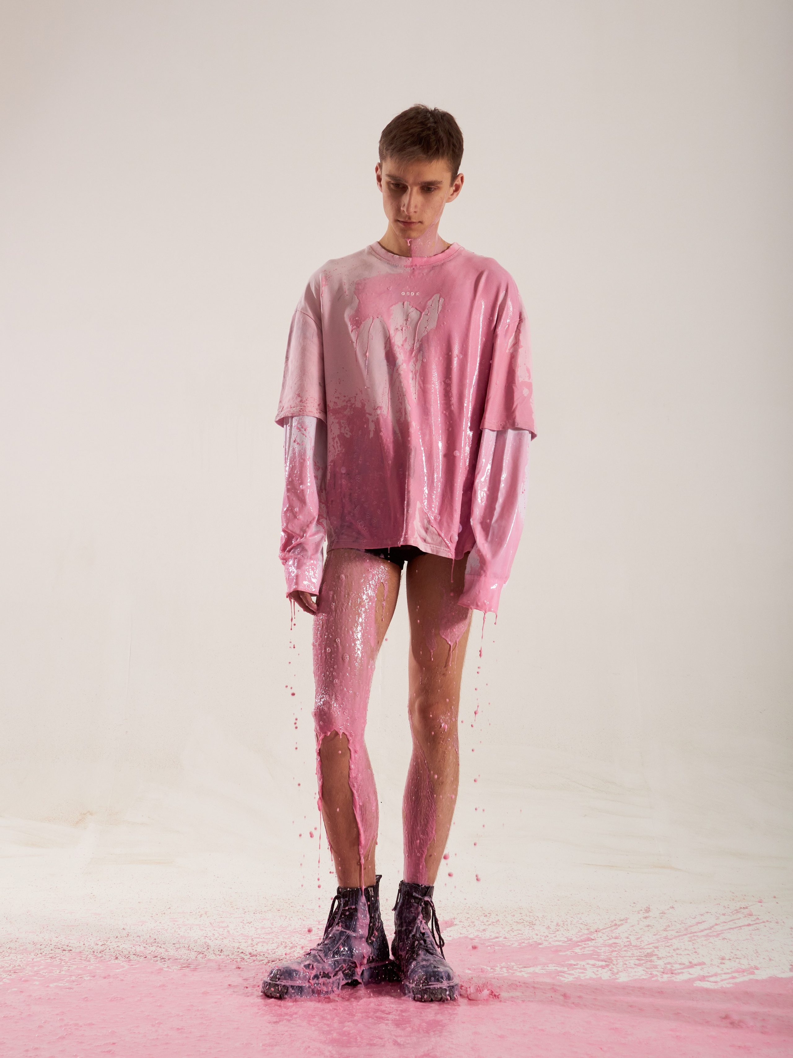 Организуем выезд фотографа на склад в Москве для массовой предметной съемки одежды