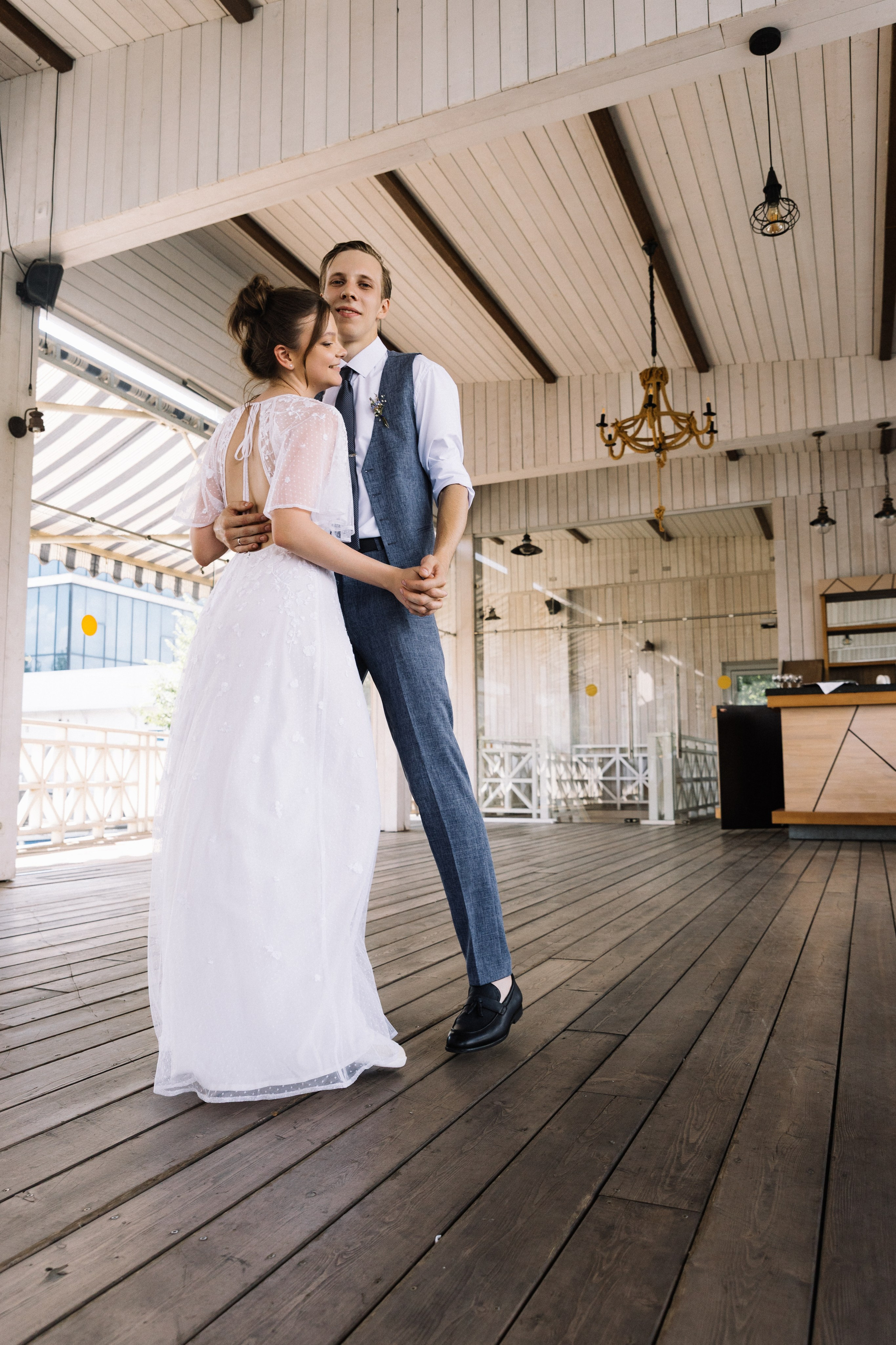 Пара окружена друзьями и родственниками, они танцуют первый танец.