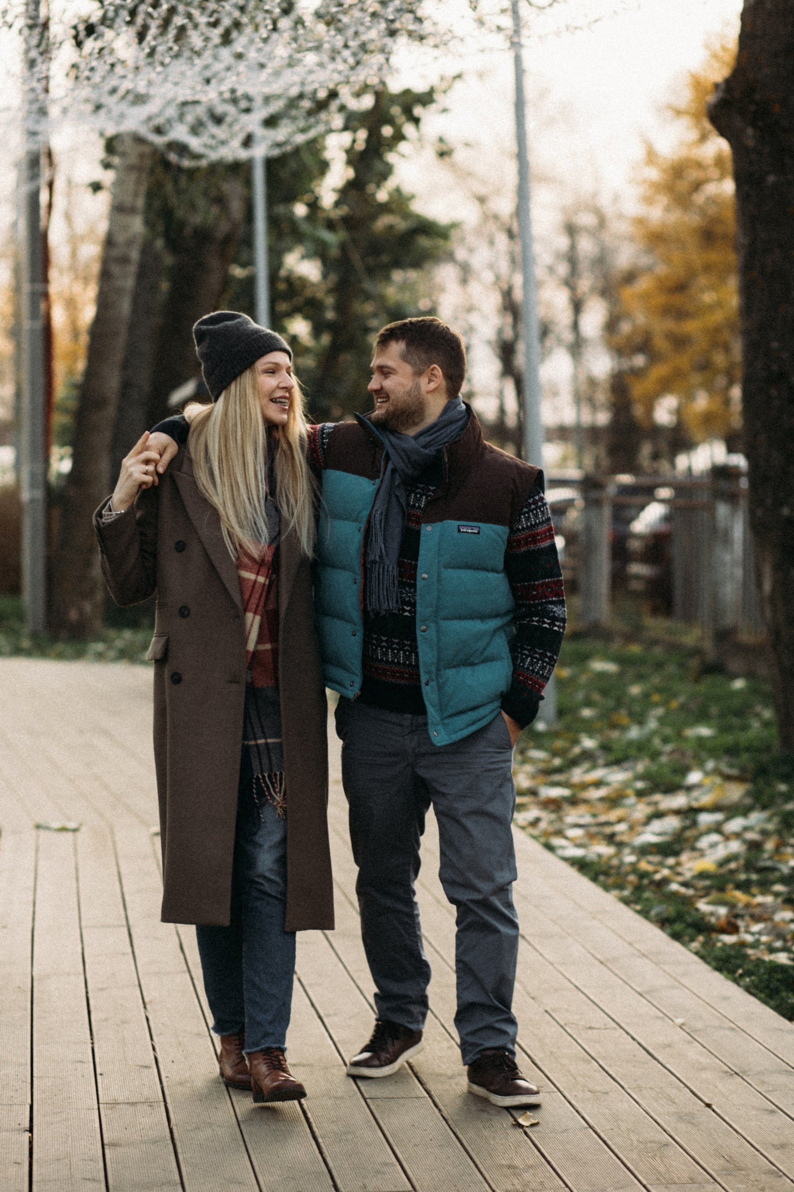 Счастье витает в воздухе: ветреное прощание лета и приветствие осени подчёркнуто ослепительной улыбкой, взглядом полных глаз, рука об руку молодые души идут навстречу друг другу посреди старинных улочек Архангельска.