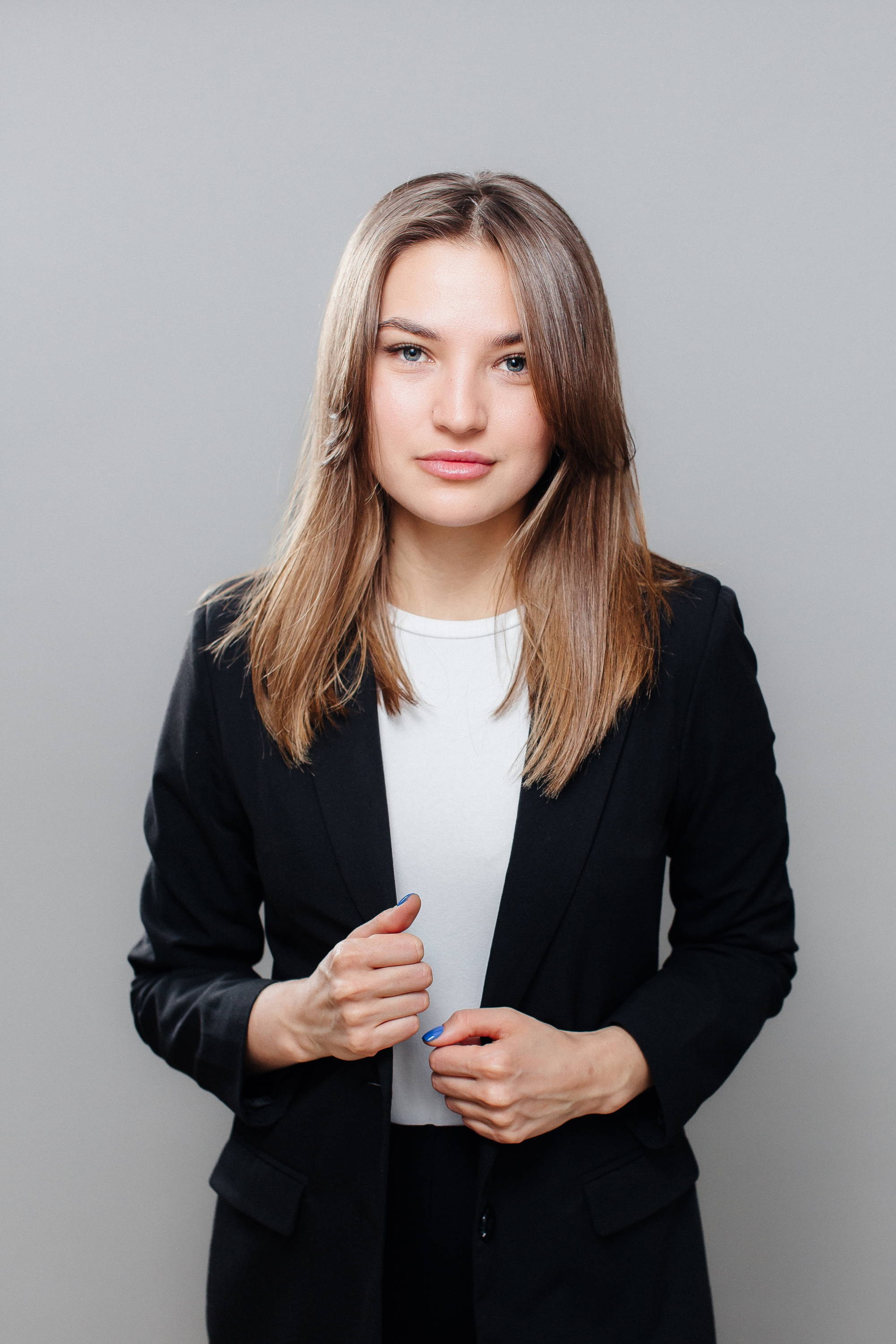 бизнес портрет на сером фоне