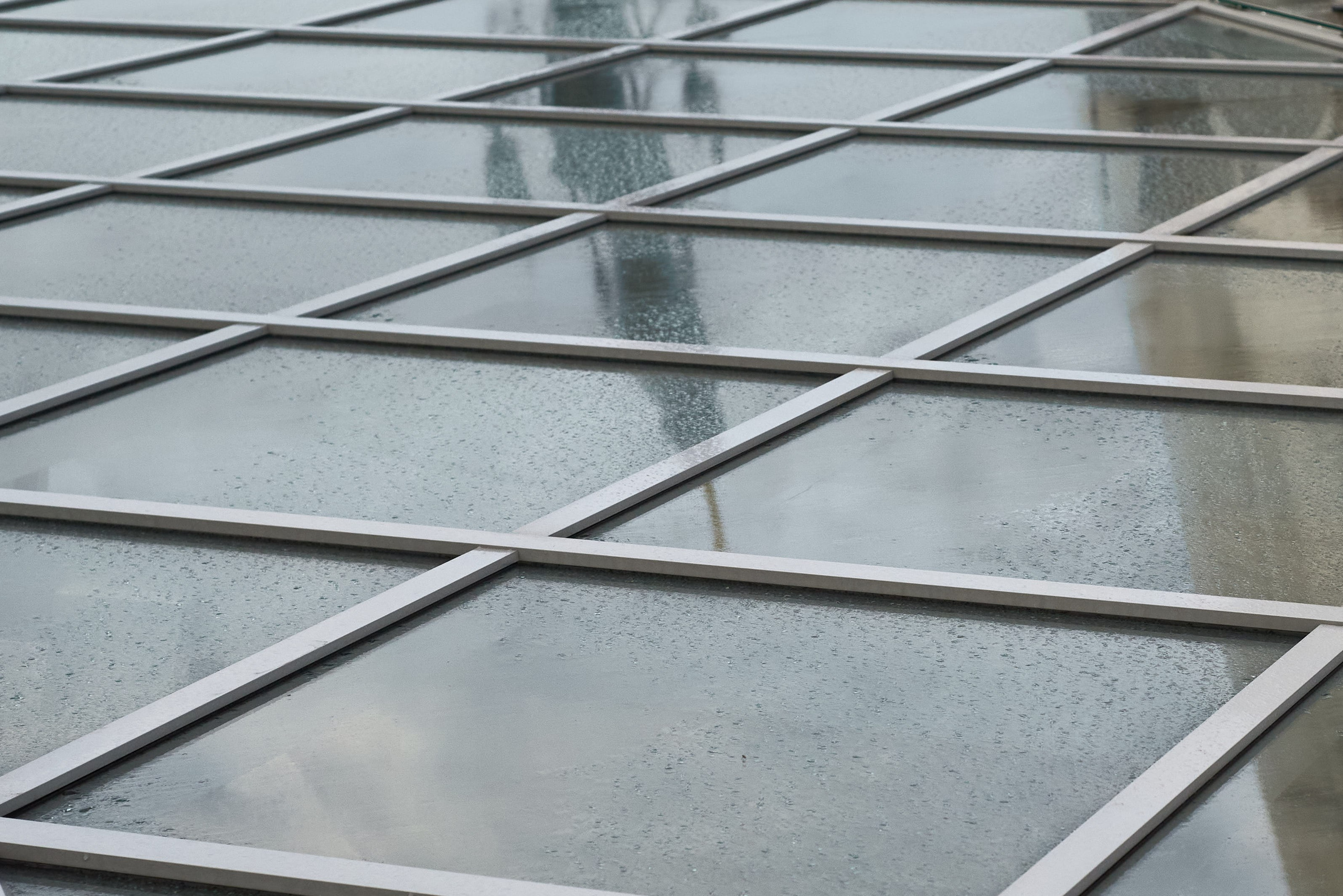 Капли дождя на оконных стеклах. 