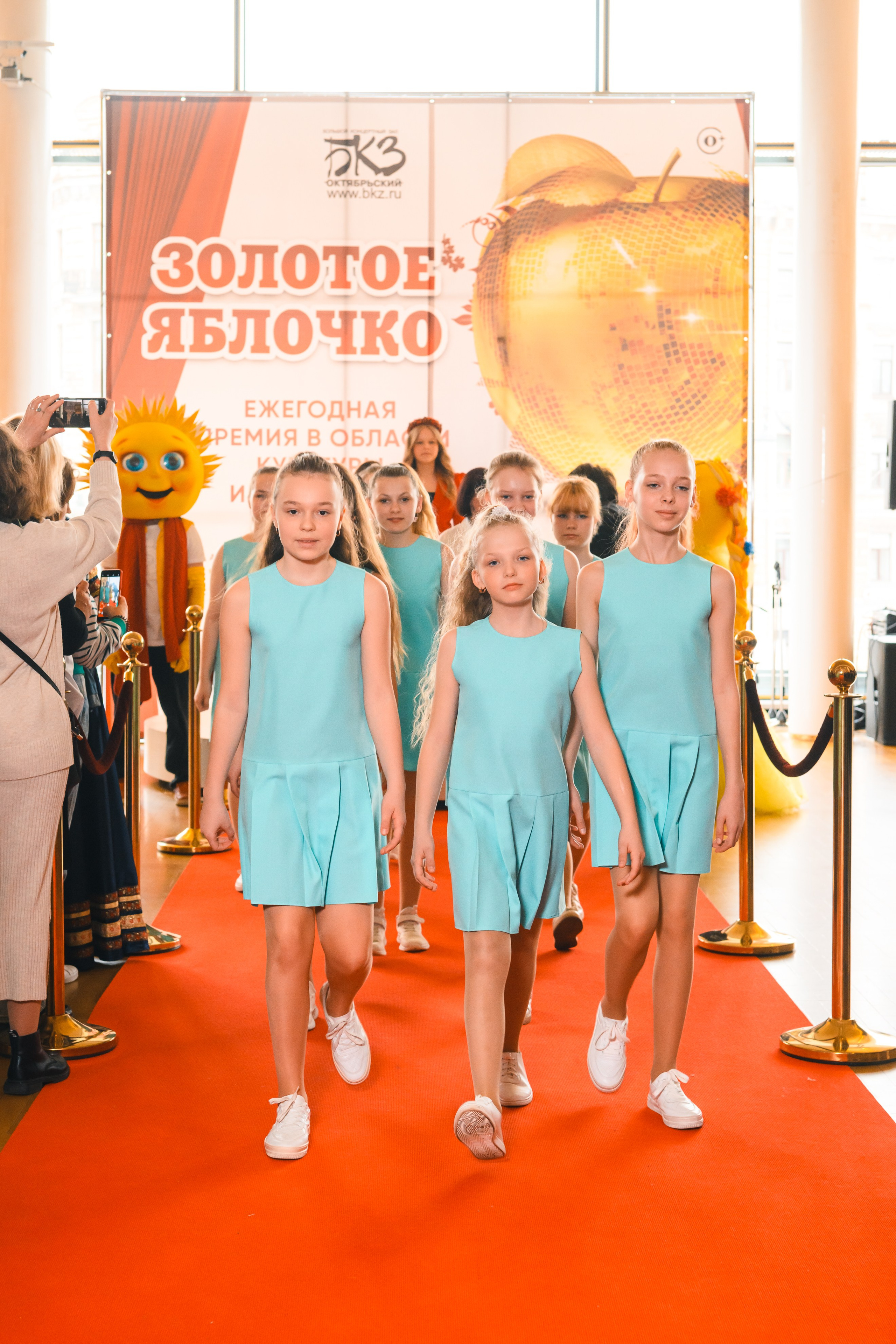 23 апреля, красная дорожка, БКЗ Октябрьский, г. Санкт-Петербург. Золотое яблочко