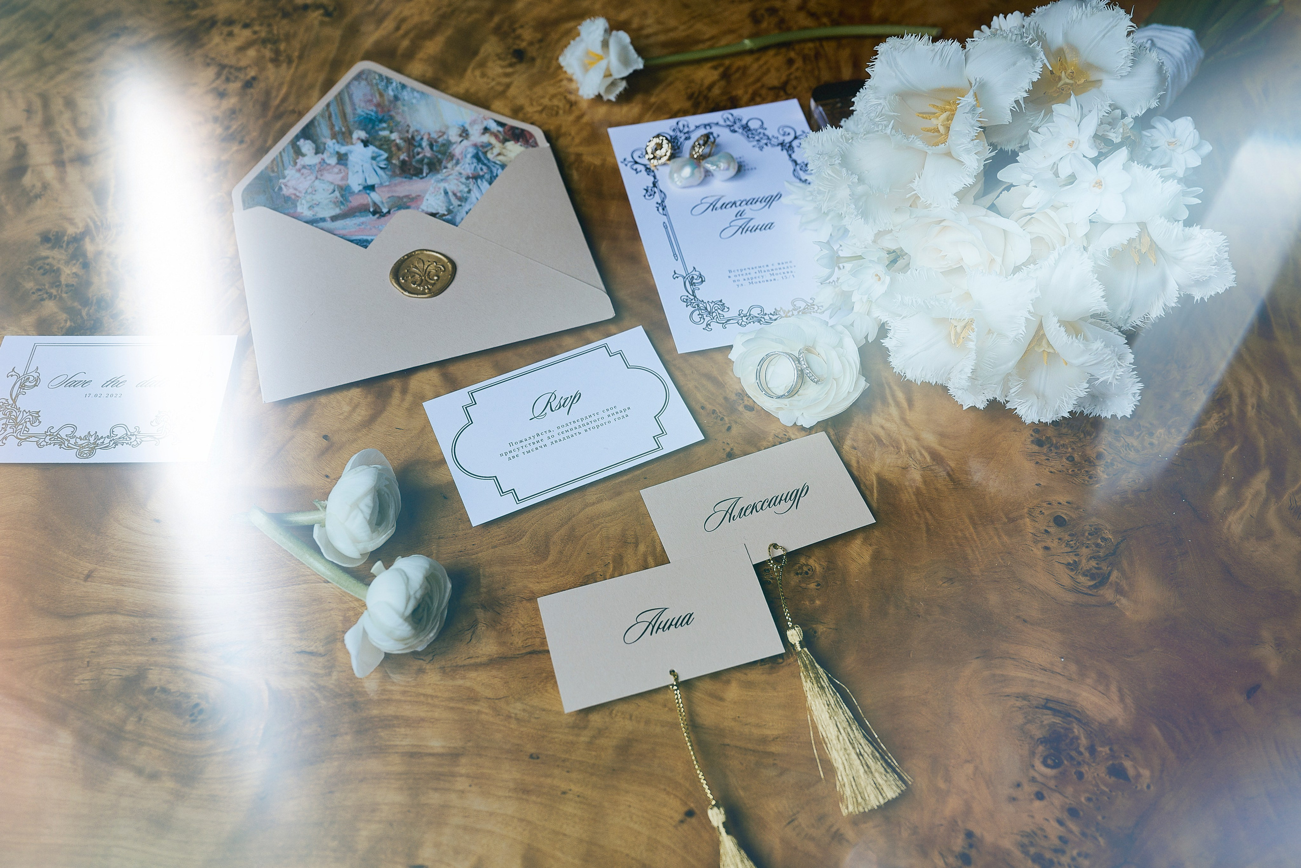 Пара в ресторане, торжественный ужин, репортажная съемка свадьбы