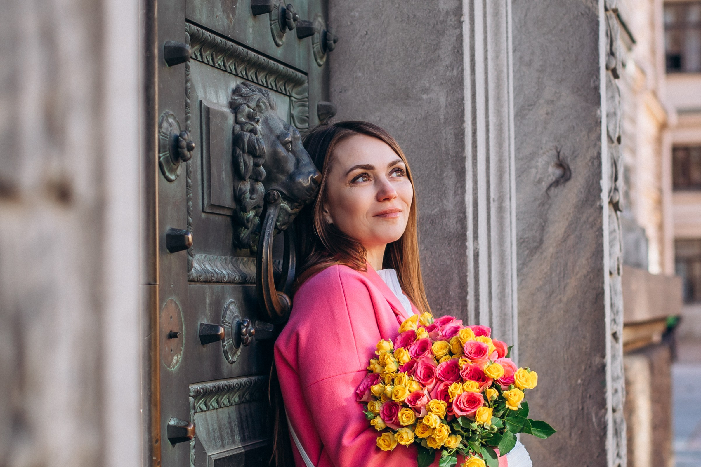 Анастасия с подругами в апреле. Фотопрогулка в Петербурге. Индивидуальный и семейный фотограф в Санкт-Петербурге