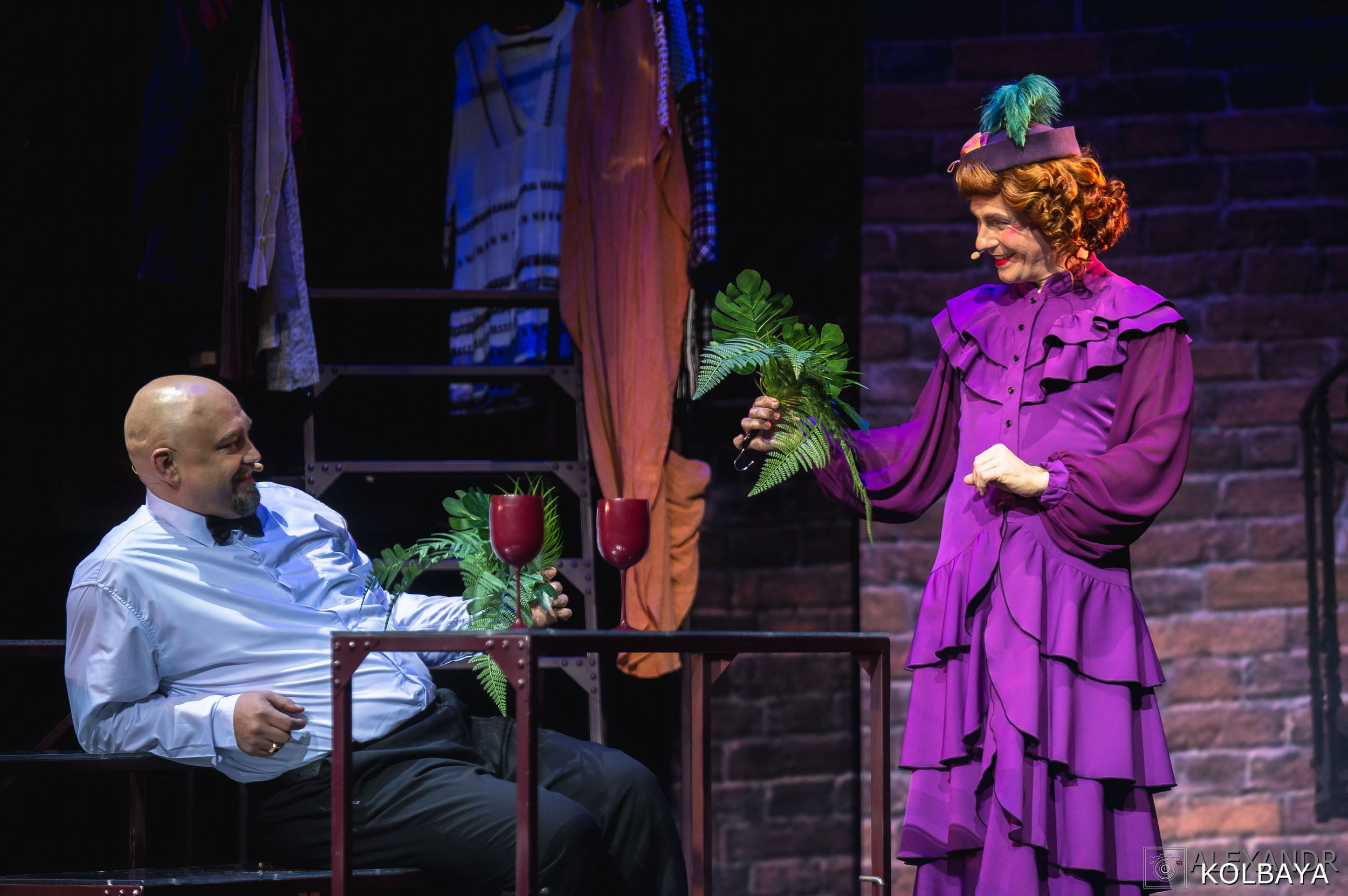 Фотографии со спектакля «Привет, я тетя Чарли». Концертный и театральный репортажный фотограф в Москве Александр Колбая