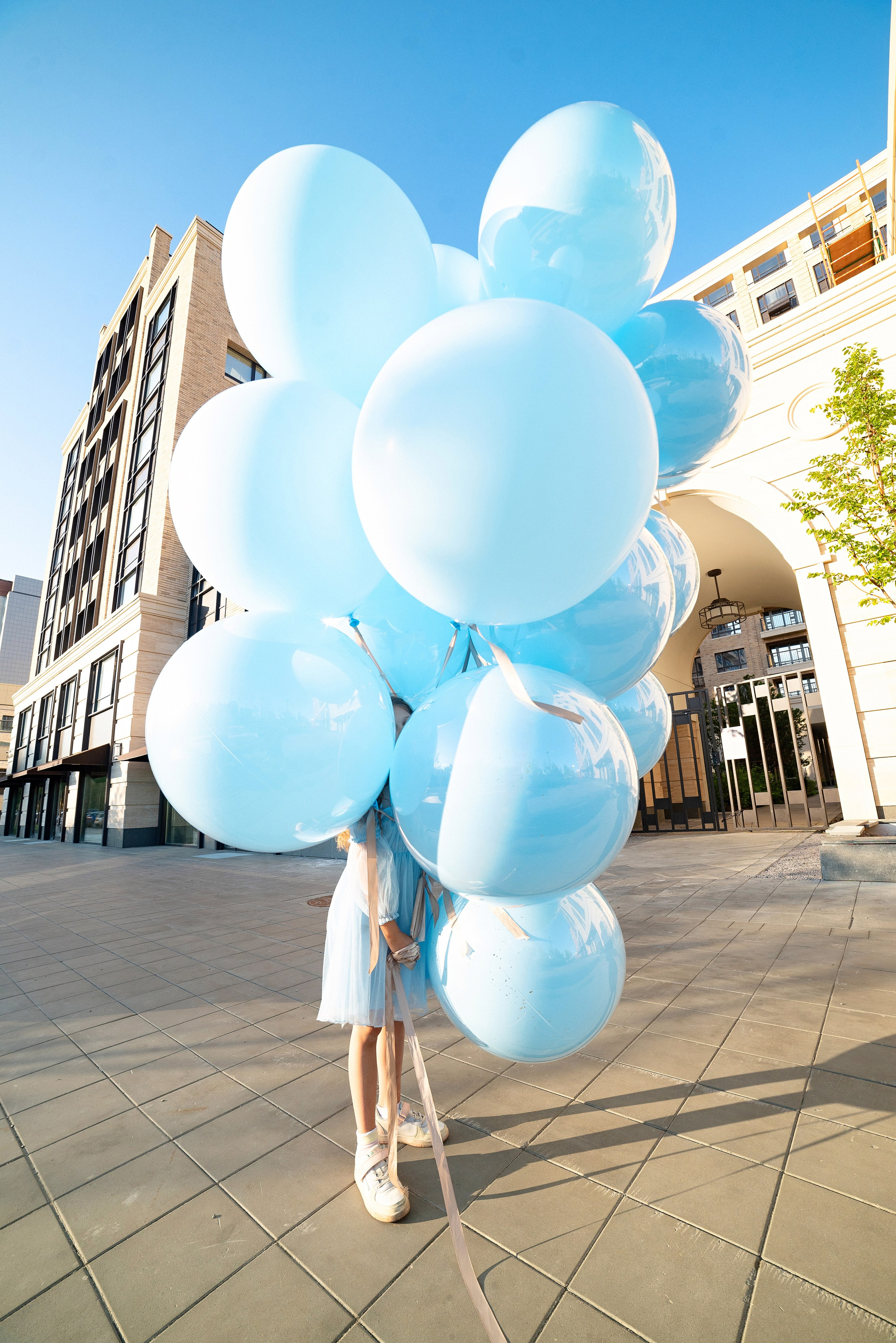 Огромные голубые воздушные шары от ШарЛэнд над живописным городским пейзажем Сургута, снятые фотографом Анной Старцевой.