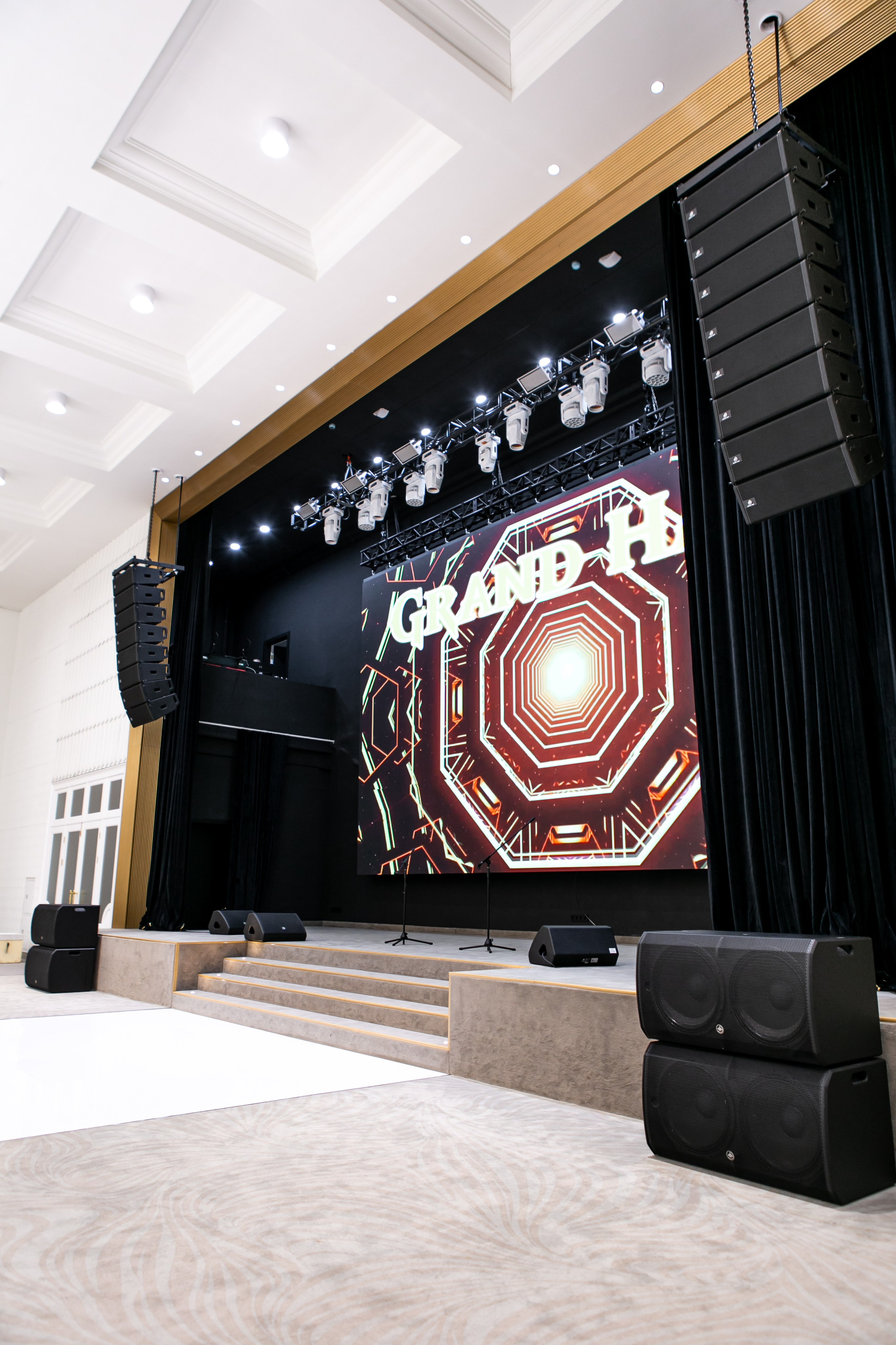 Банкетный зал Grand Holl. Контент фотограф, съемка для маркетплейсов, фуд съемка и репортажи в Новосибирске Ралия Галеева