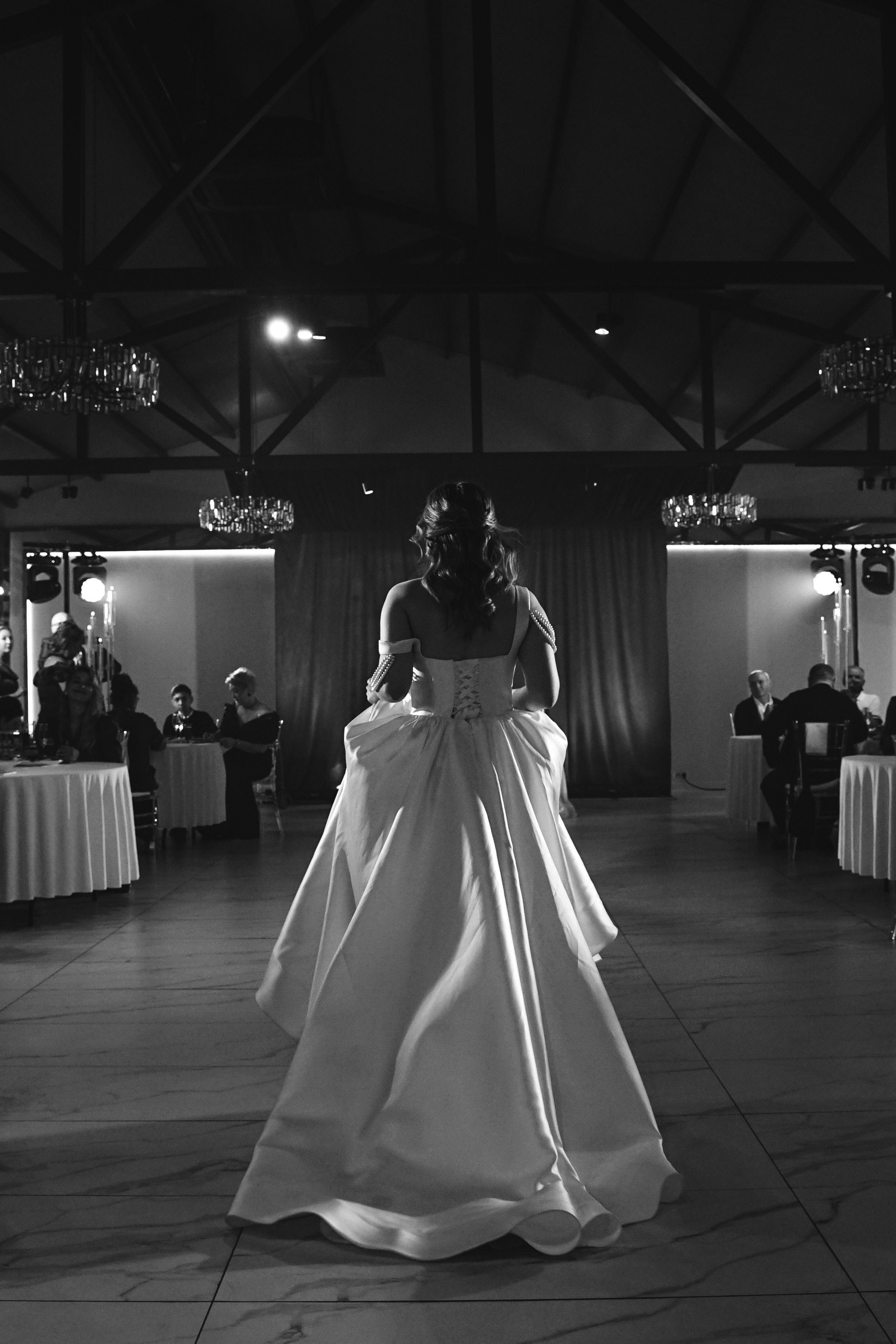 Кристина и Андрей: лавстори в гостинице и динамичный банкет. Фотограф в Иркутске