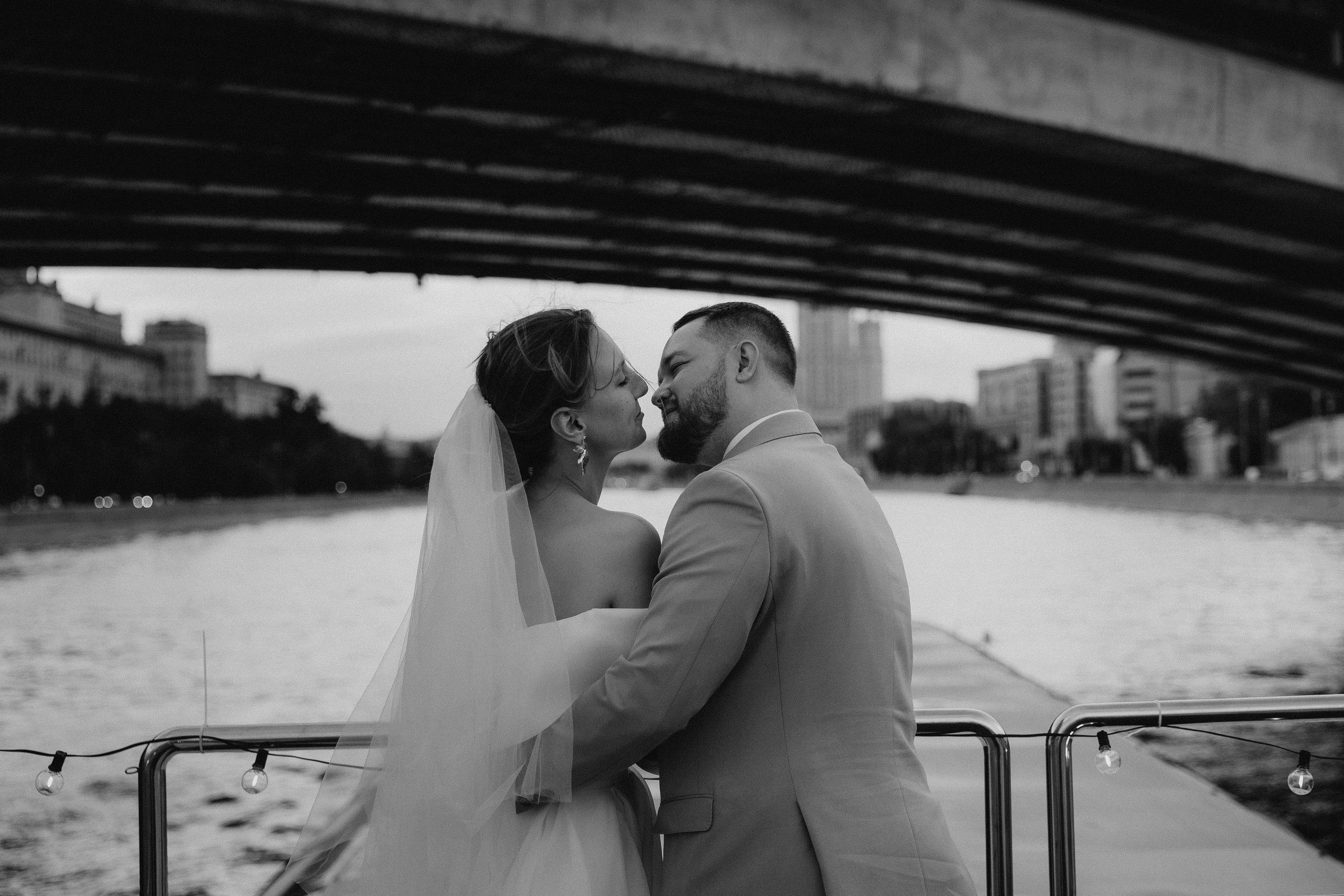 Утро невесты и свадебная фотосессия на теплоходе по Москве-реке