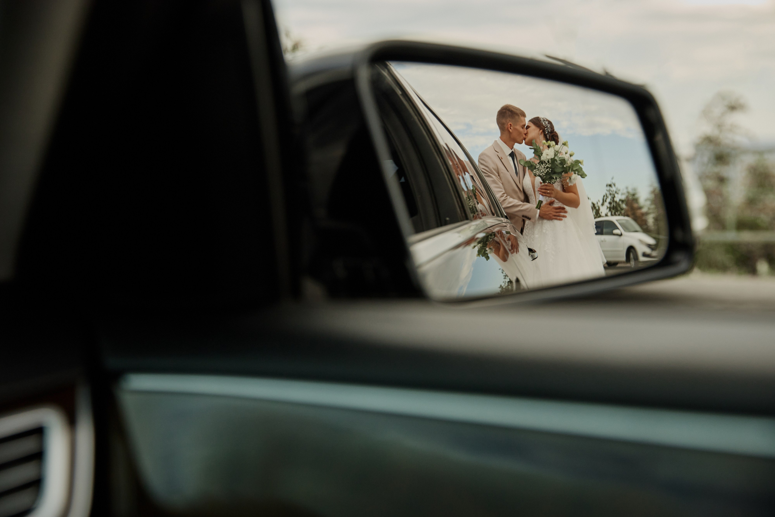 Жених и невеста в отражении