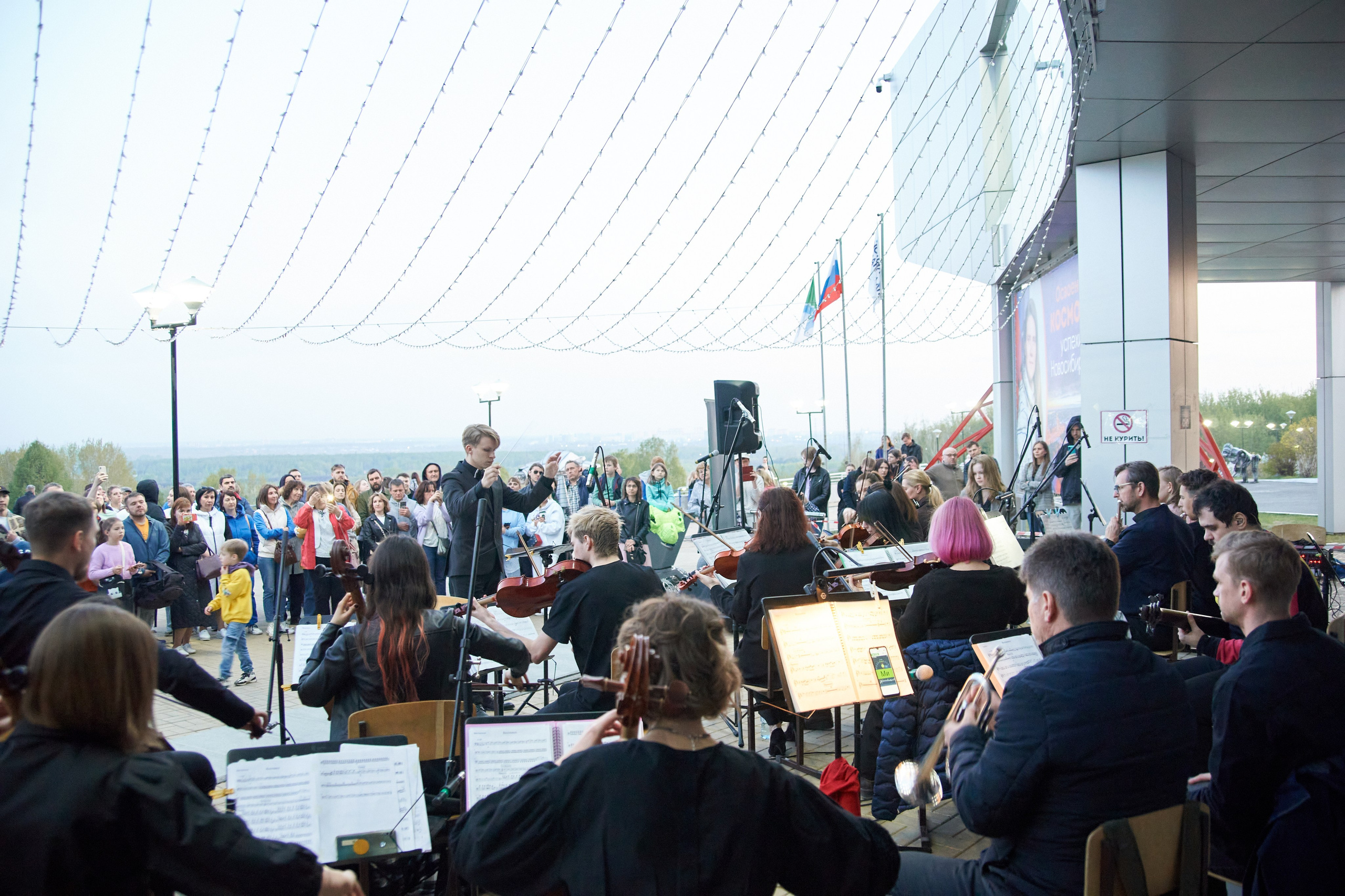 Репортаж: Музыкальная школа Виртуозы в Ночь музеев у планетария. Репортажный и женский фотограф в Новосибирске