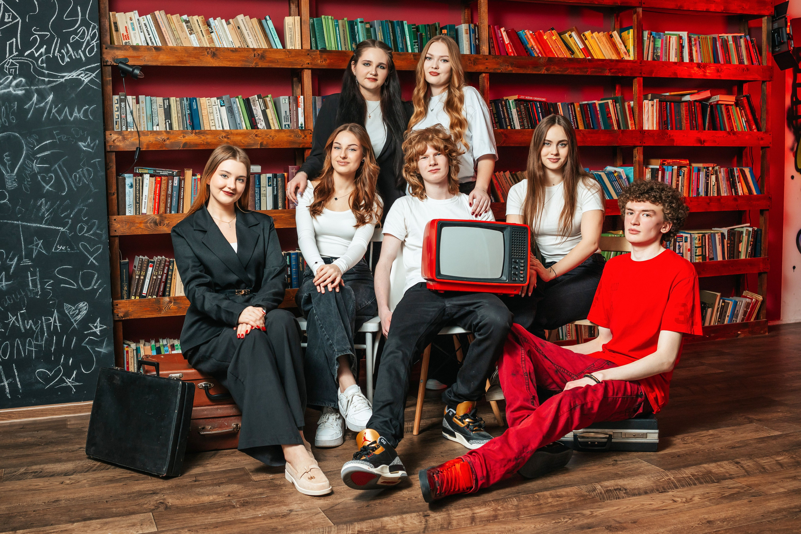 Студия школьной фотографии. Фотостудия выпускных альбомов в Твери. Студия школьной фотографии в Твери. Выпускные альбомы в Твери