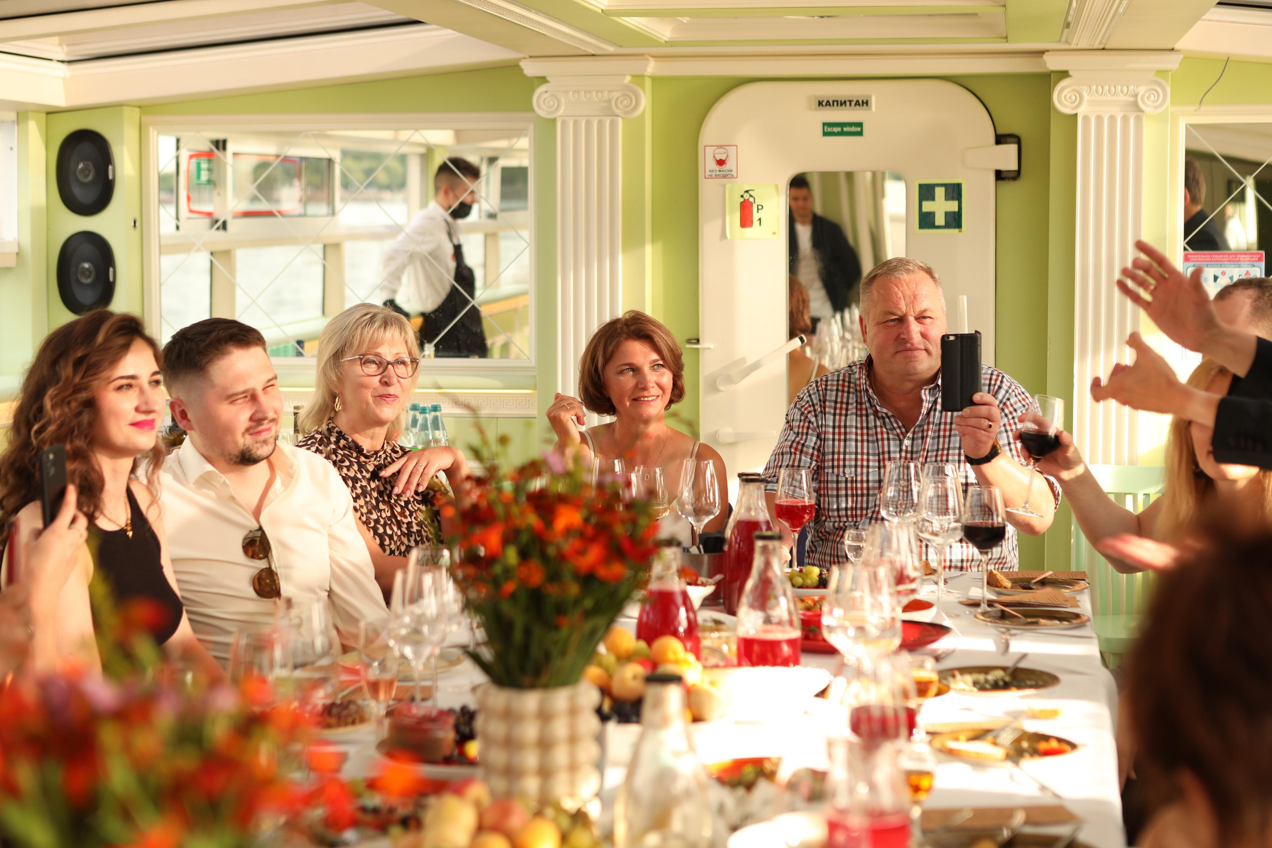 Фотосъемка дня рождения на теплоходе в СПб. Семейный и свадебный фотограф в Санкт-Петербурге Таша Семёнова