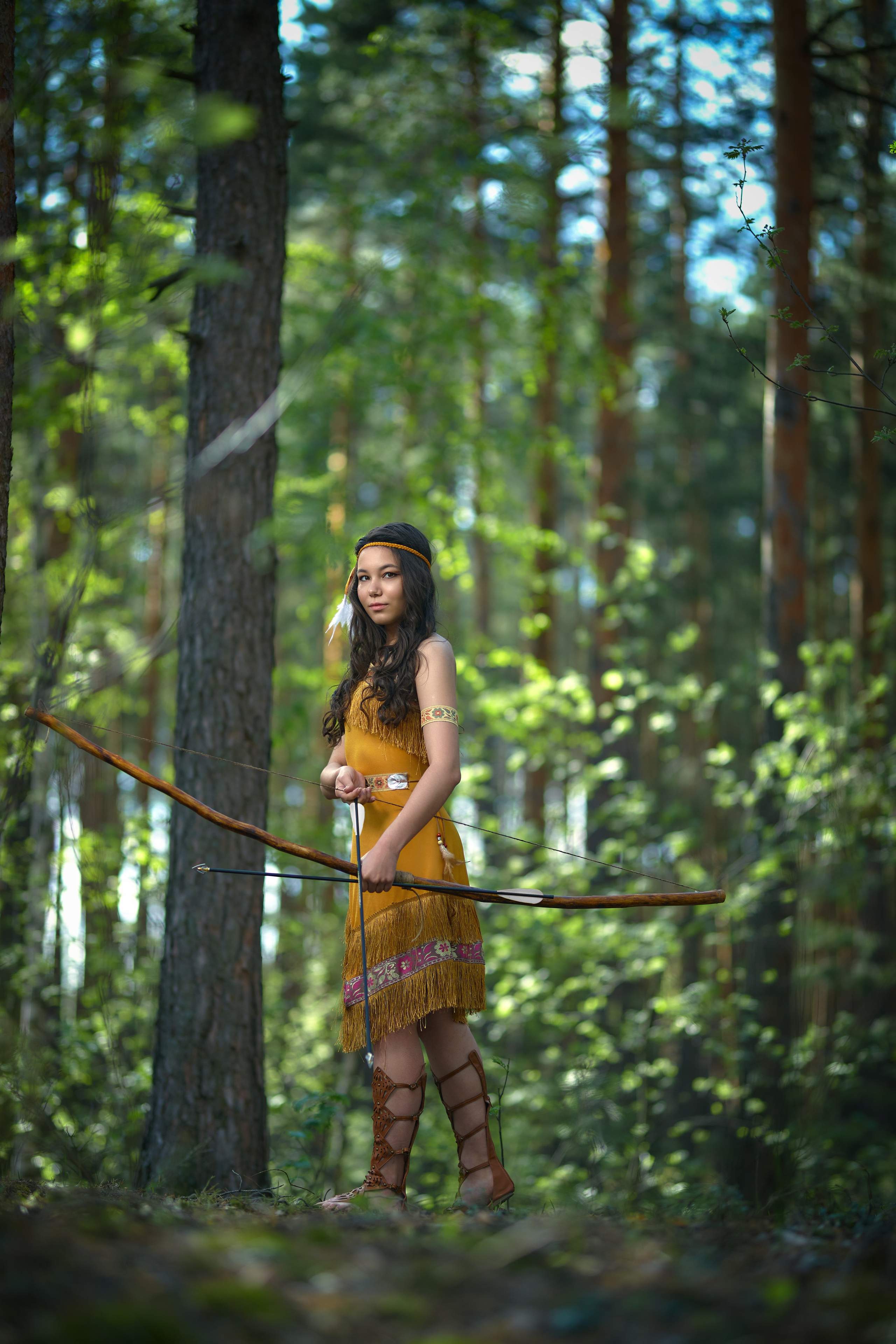 Индианка с охотничьим луком и стрелами стоит в Заволжском лесу