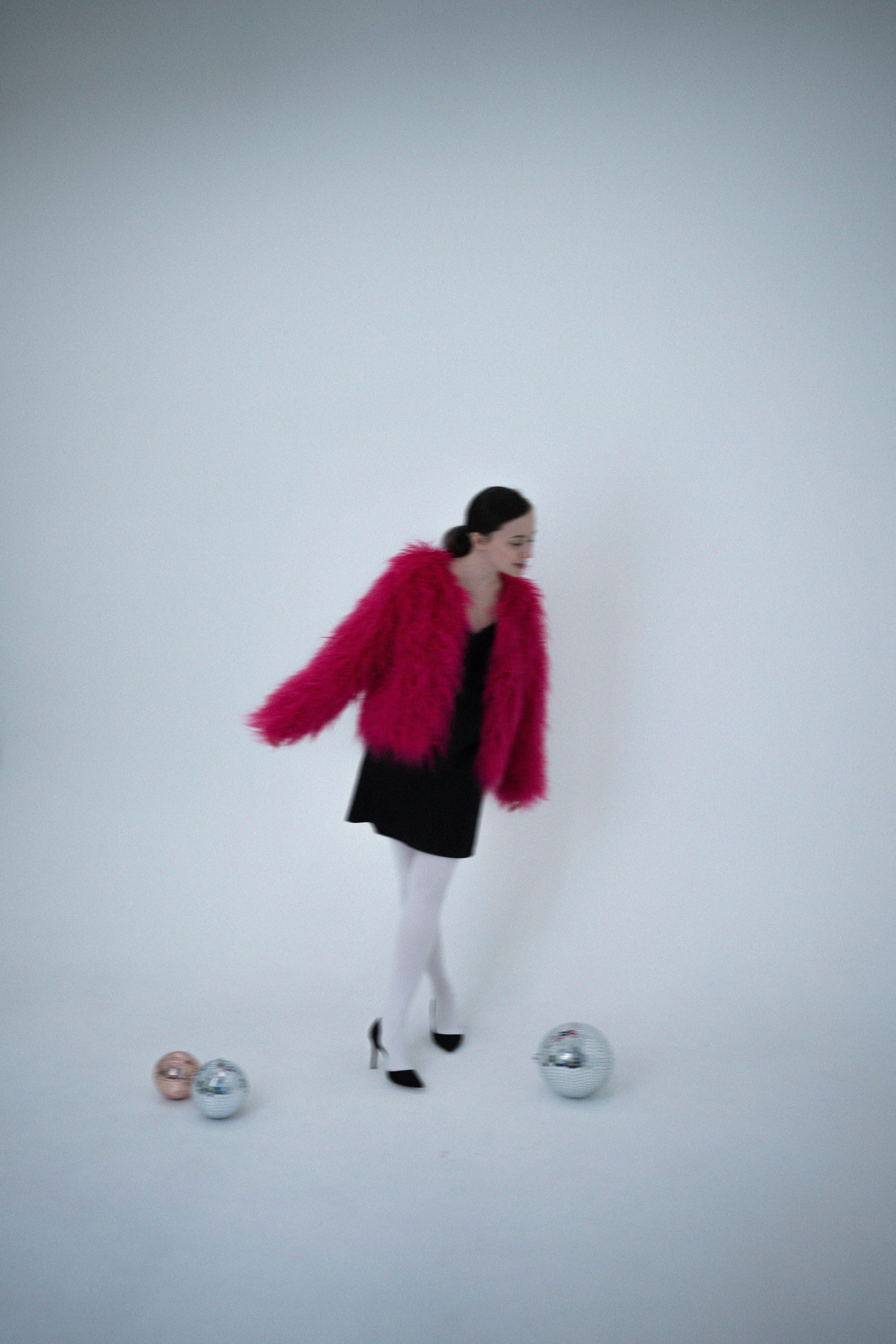 ДЕВОЧКА НА ШАРЕ. Главная