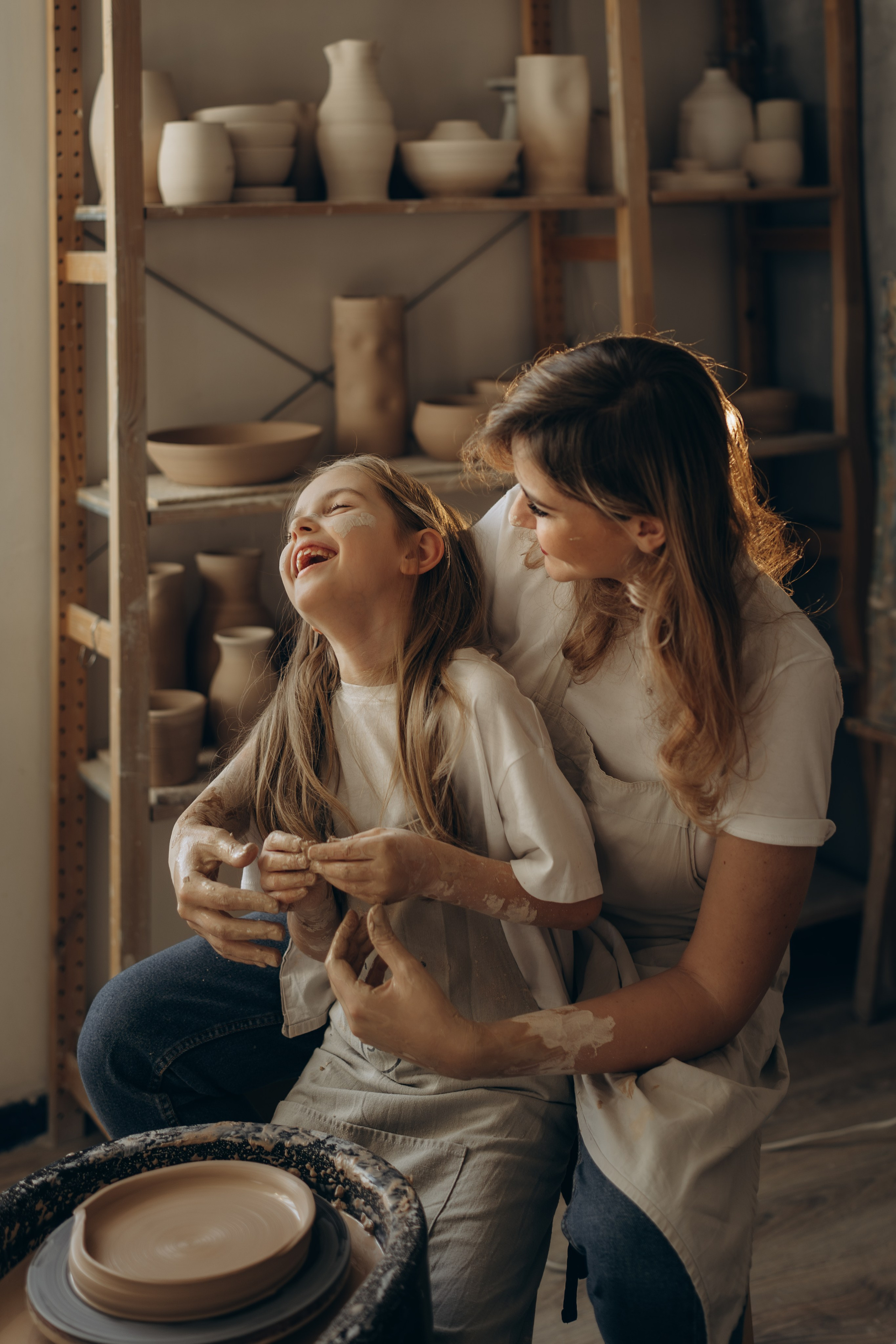 В гончарной мастерской. Семейный фотограф Москва. Фотограф беременности и материнства Москва