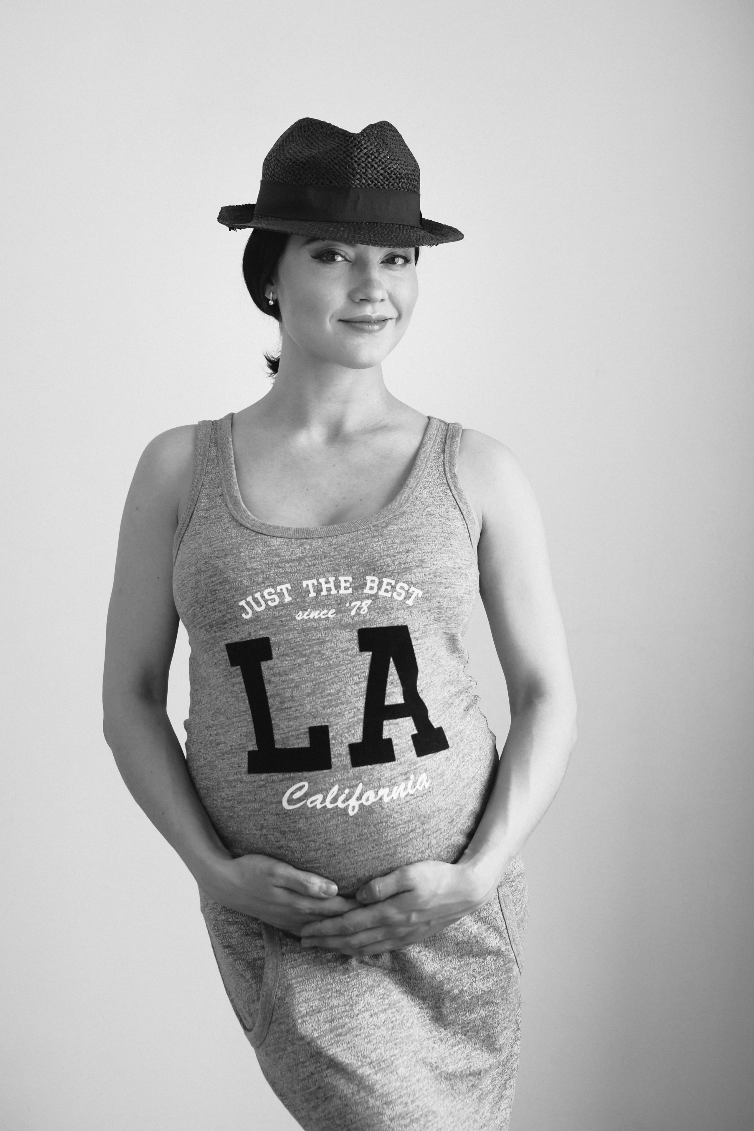 Съемка для двух беременных подруг в светлой студии. Фотографы в Москве Светлана Устинова и Сергей Грачев