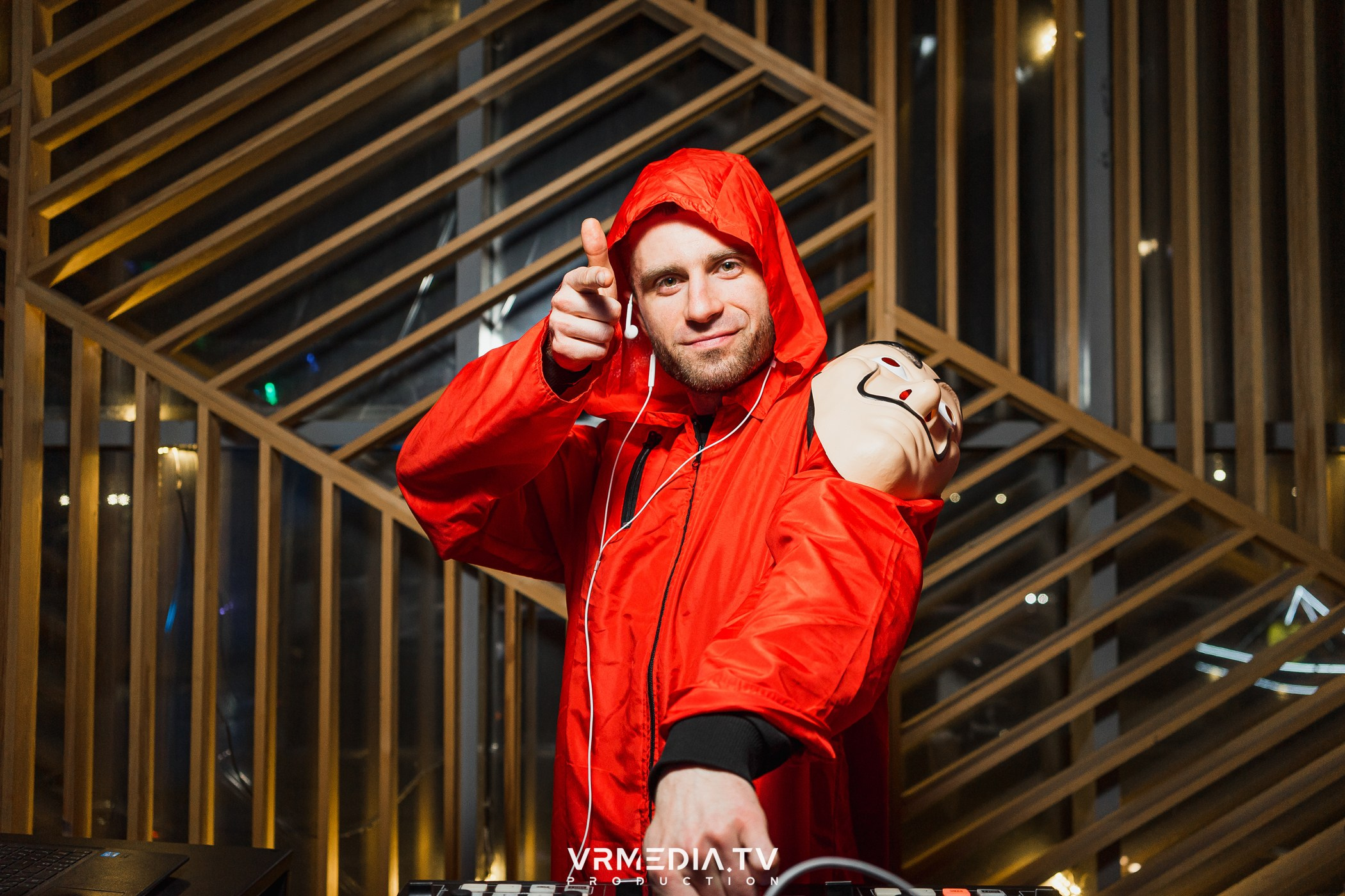 Бумажный дом в баре «Друзья»