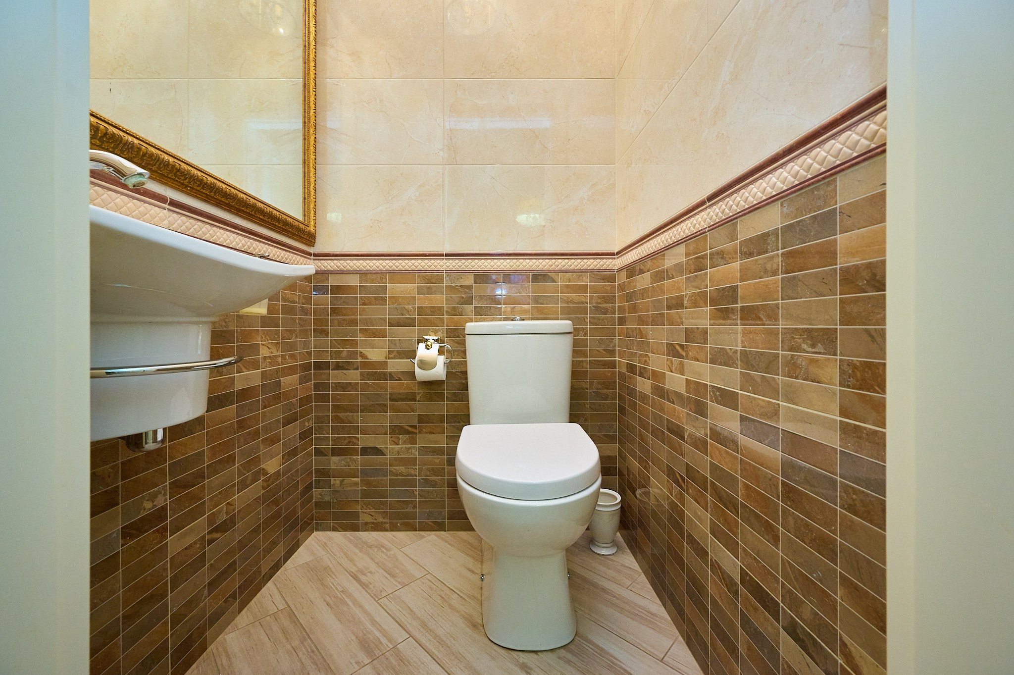 туалет коричневые плитки 