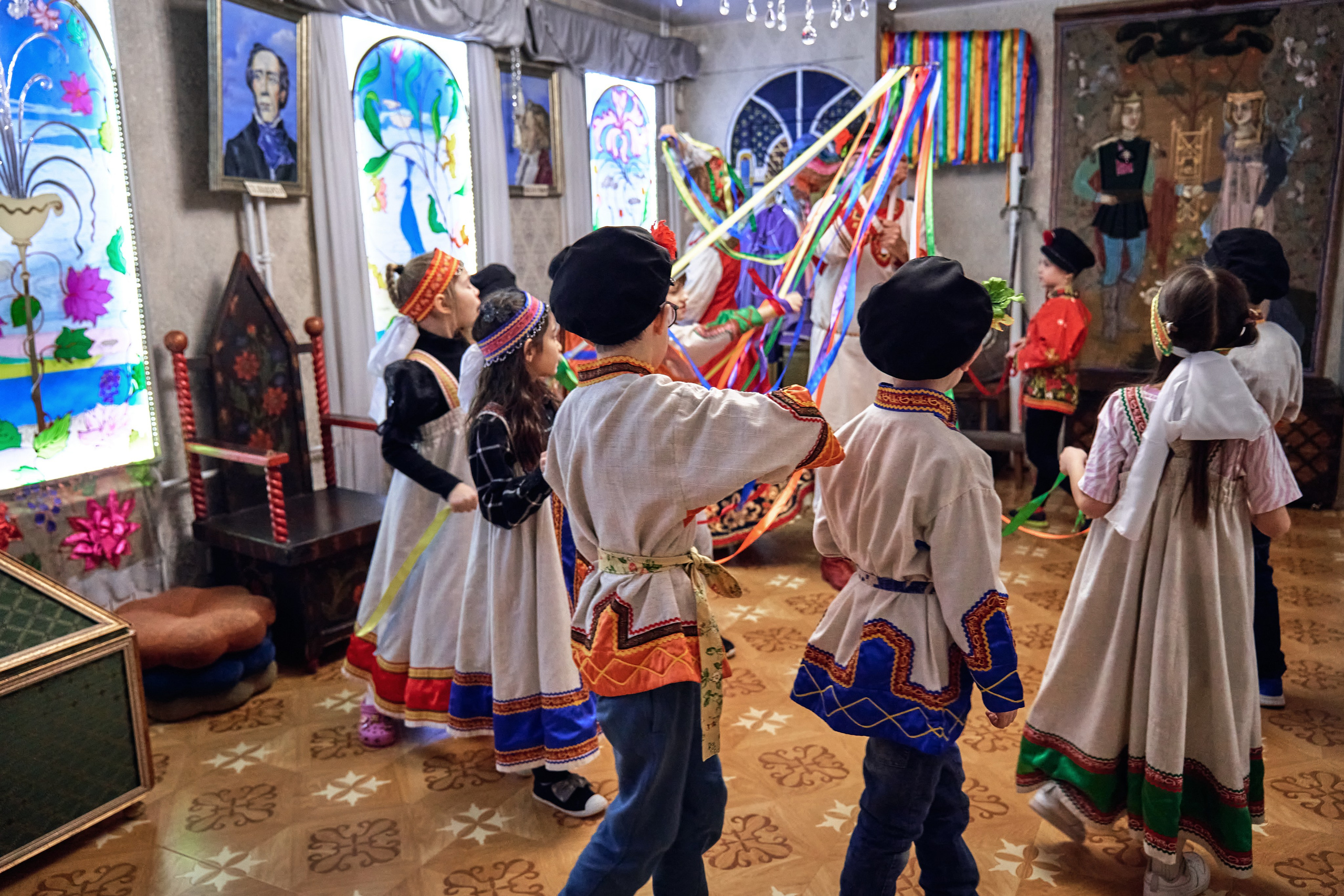 Хороводы в русском народном костюме для детей