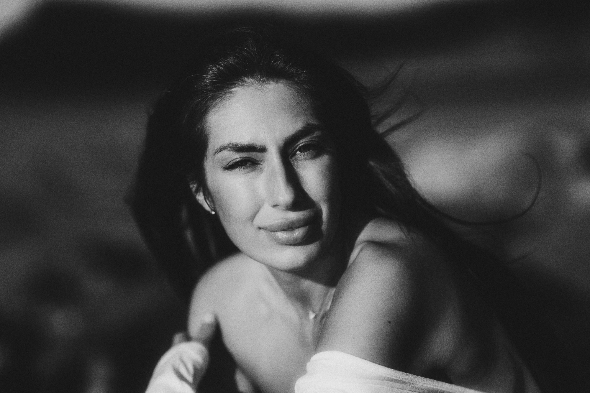 Женский портрет на берегу Баренцева моря, в Териберке. Ветер развевает волосы, светит закатное солнце, эмоциональный женский портрет. Женская сила.