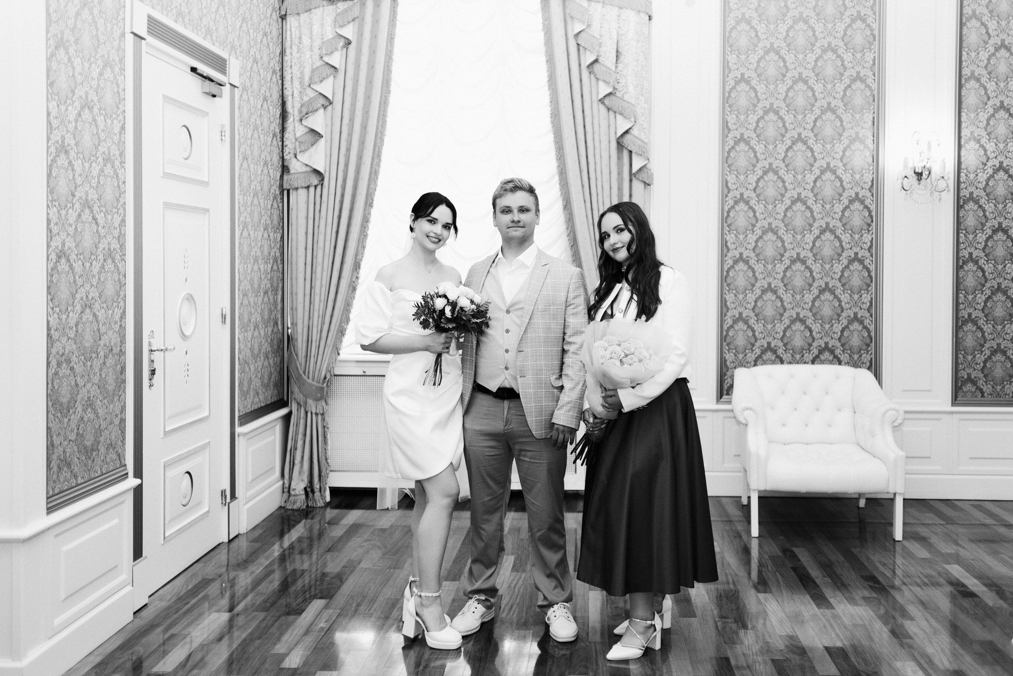 Свадебный фотограф Тюмень — Роман и Ксения: фотосессия с гостями и прогулка в парке. Портретный фотограф Тюмень Дарья Мустафина