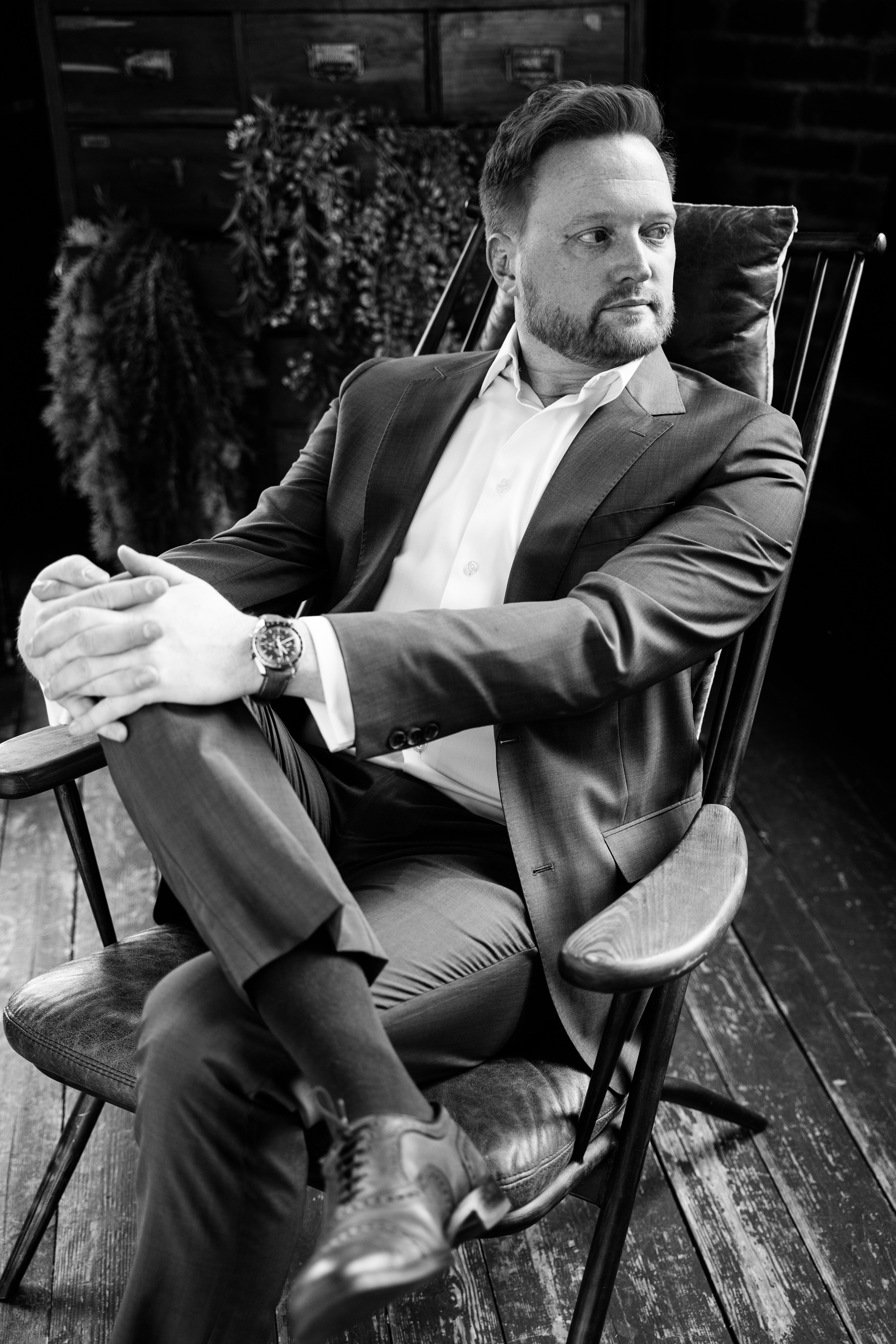 Креативный бизнес-портрет мужчины в строгом костюме — PR-материал Coffix.