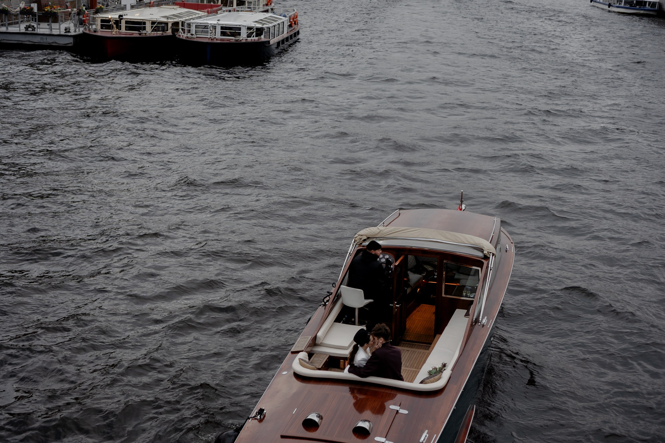 СВАДЕНБНАЯ СЬЕМКА НА КАТЕРЕ ПО КАНАЛАМ САНКТ-ПЕТЕРБУРГА И В АКВАТОРИИ НЕВЫ. Профессиональный фотограф, Санкт-Петербург — Виктория Богомолова