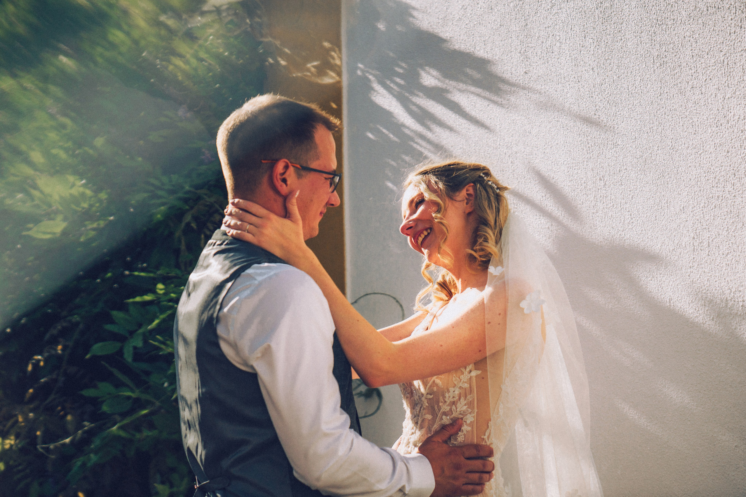 Влюбленная  пара жених и невеста целуется и обнимаются на фоне старинных улочек Португалии