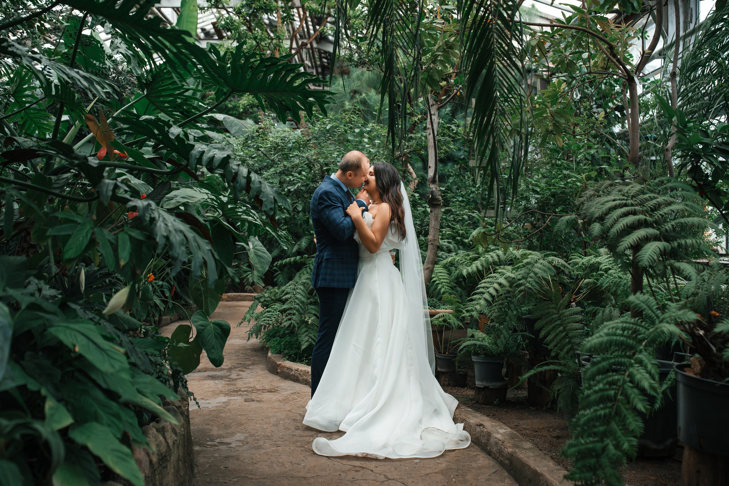 Свадебная фотосессия в оранжерее Ботанического сада им. Цицина. Свадебный и репортажный фотограф-видеограф Москва и Московская область