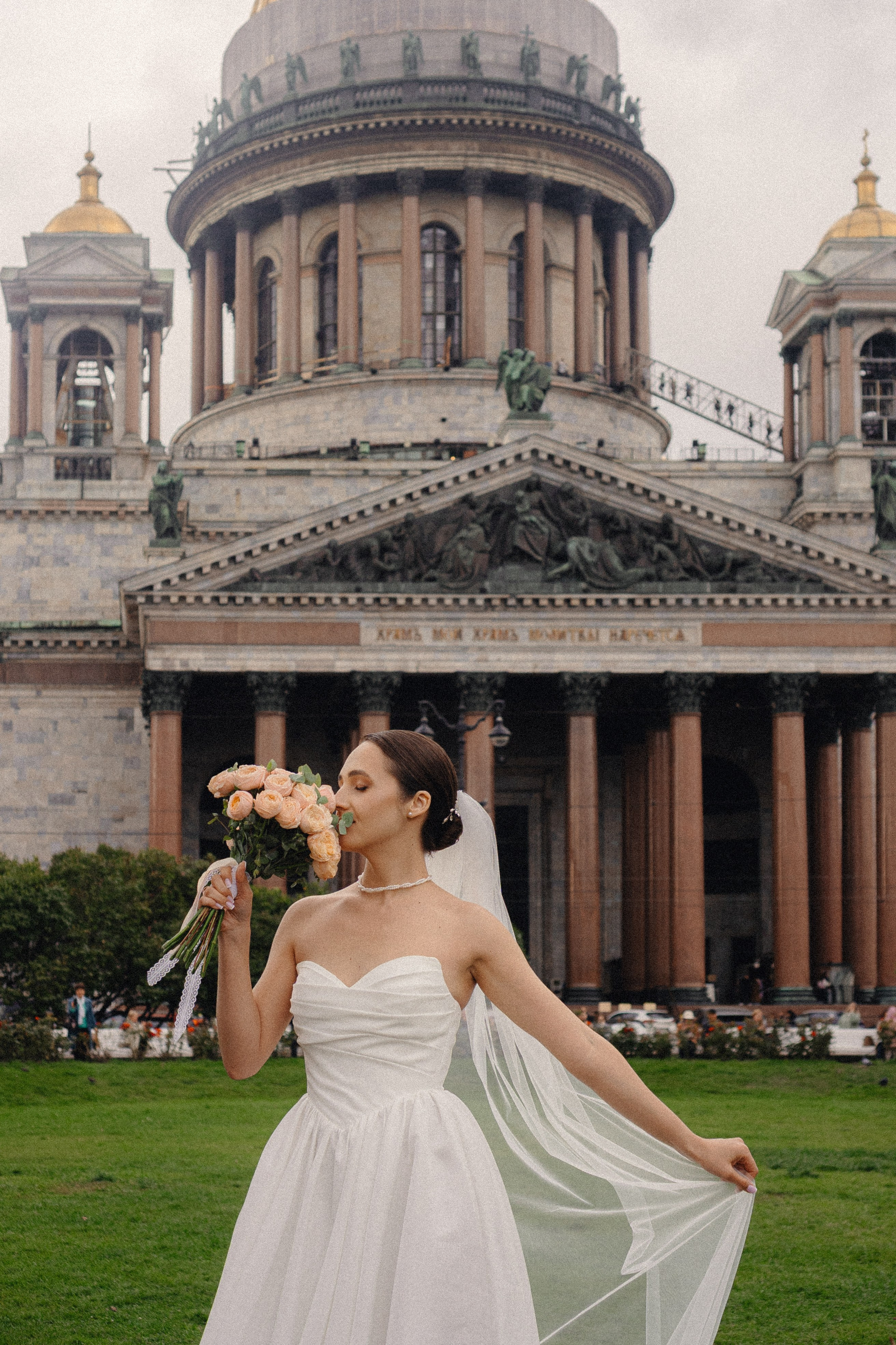СВАДЕБНАЯ ПРОГУЛКА В САНТК-ПЕТЕРБУРГЕ (ИСАКИЕВСКИЙ СОБОР, ЗИМНЯЯ КАНАВКА, ЭРМИТАЖ И БОЛЬШАЯ МОРСКАЯ УЛИЦА). Профессиональный фотограф, Санкт-Петербург — Виктория Богомолова