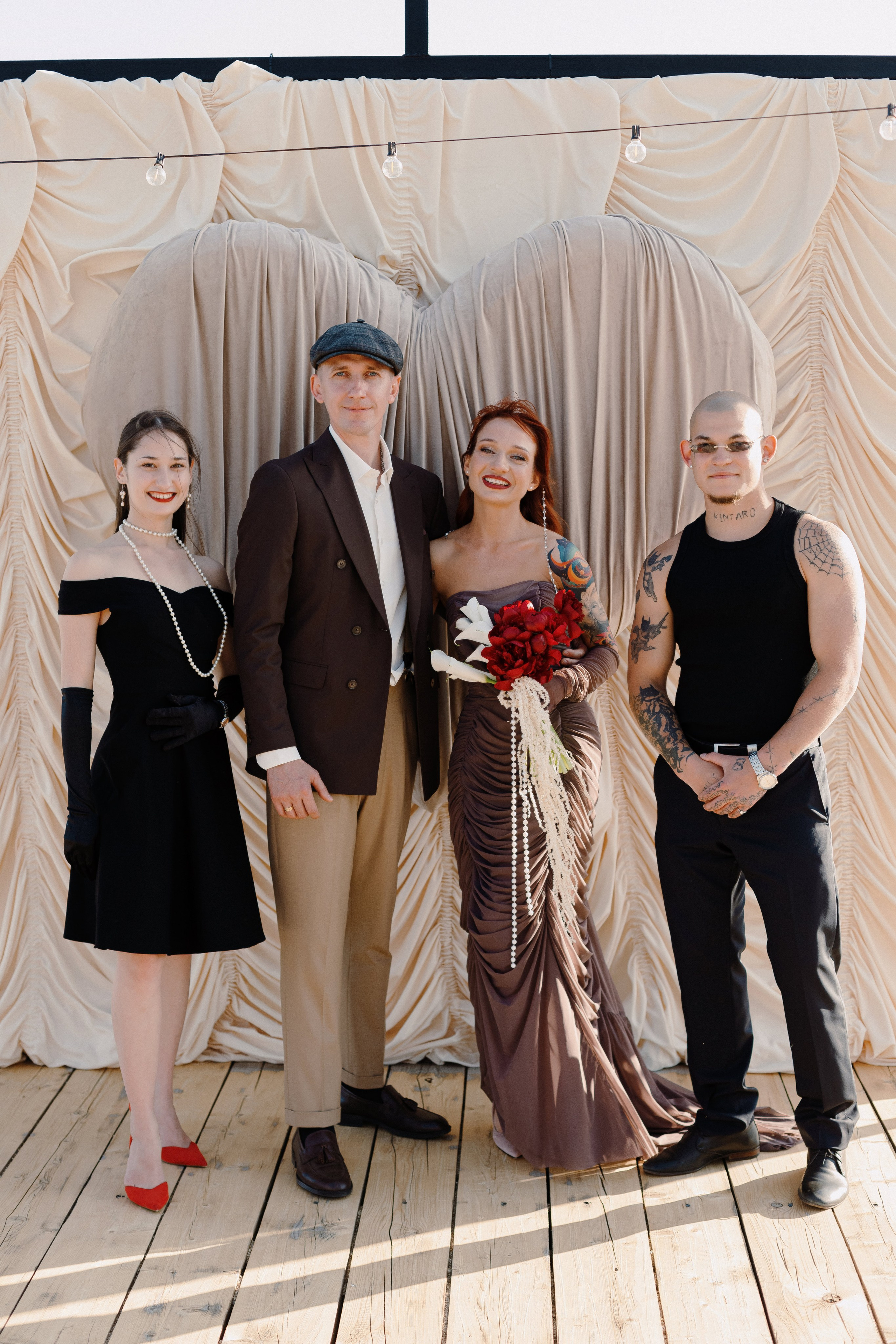 Свадебный портрет Валентина и Алины с друзьями на церемонии, свадебная фотосессия в Таганроге, фотограф Бакарюк Антон