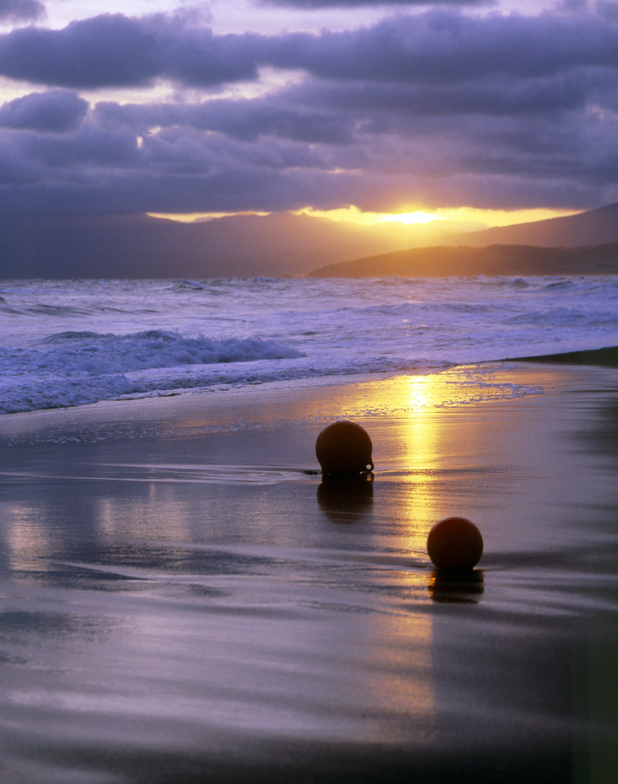 Тихий океан. Поплавки от рыболовных сетей