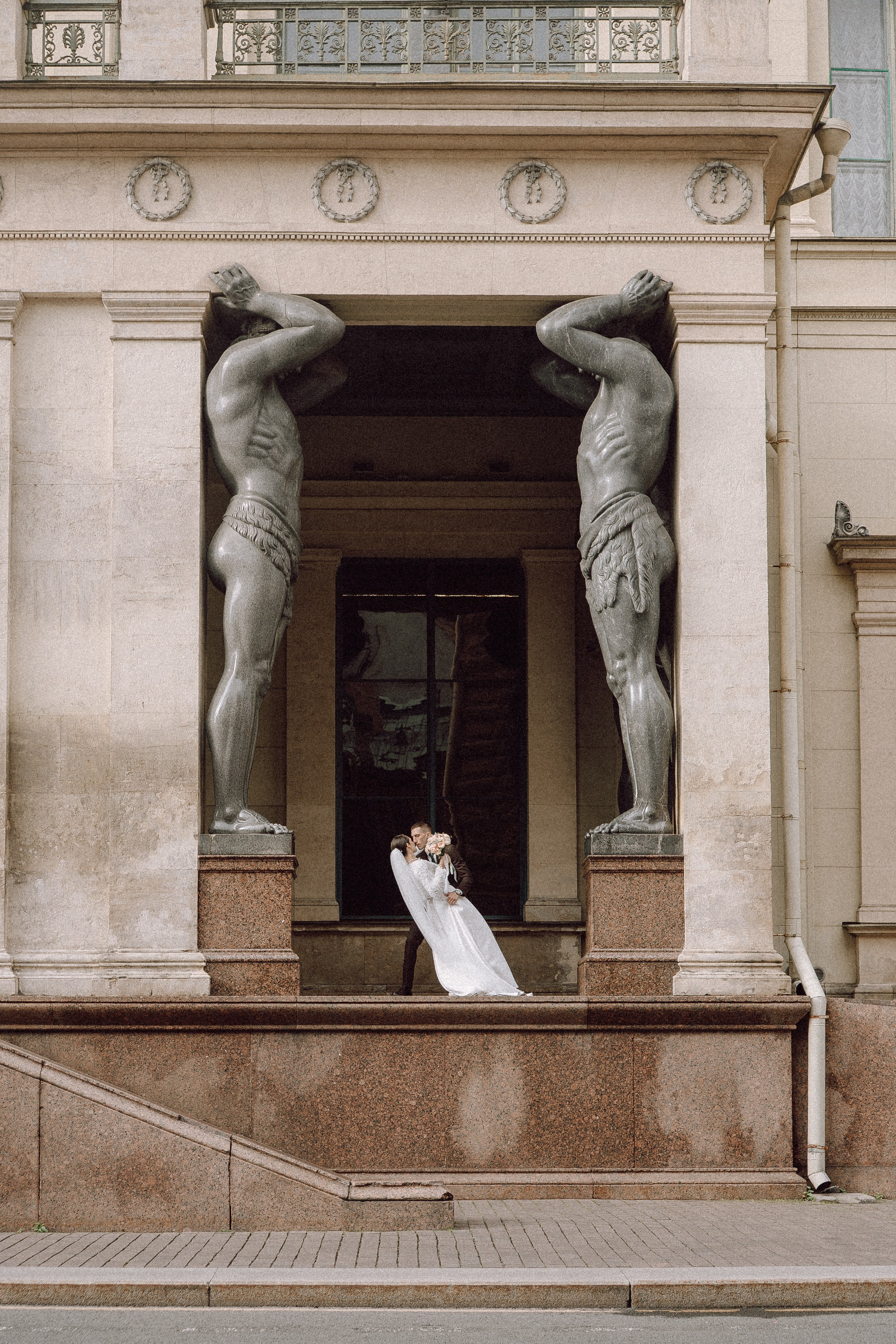 СВАДЕБНАЯ ПРОГУЛКА В САНТК-ПЕТЕРБУРГЕ (ИСАКИЕВСКИЙ СОБОР, ЗИМНЯЯ КАНАВКА, ЭРМИТАЖ И БОЛЬШАЯ МОРСКАЯ УЛИЦА). Профессиональный фотограф, Санкт-Петербург — Виктория Богомолова