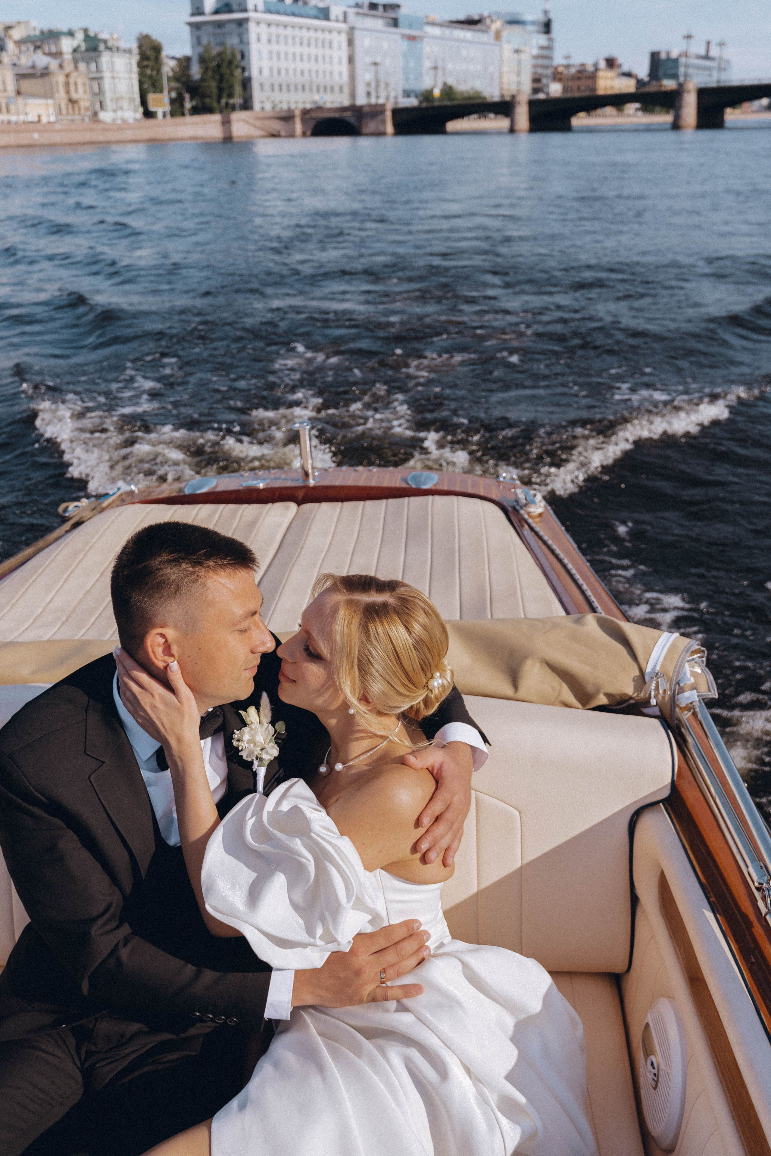 СВАДЕНБНАЯ СЬЕМКА НА КАТЕРЕ ПО КАНАЛАМ САНКТ-ПЕТЕРБУРГА И В АКВАТОРИИ НЕВЫ. Профессиональный фотограф, Санкт-Петербург — Виктория Богомолова