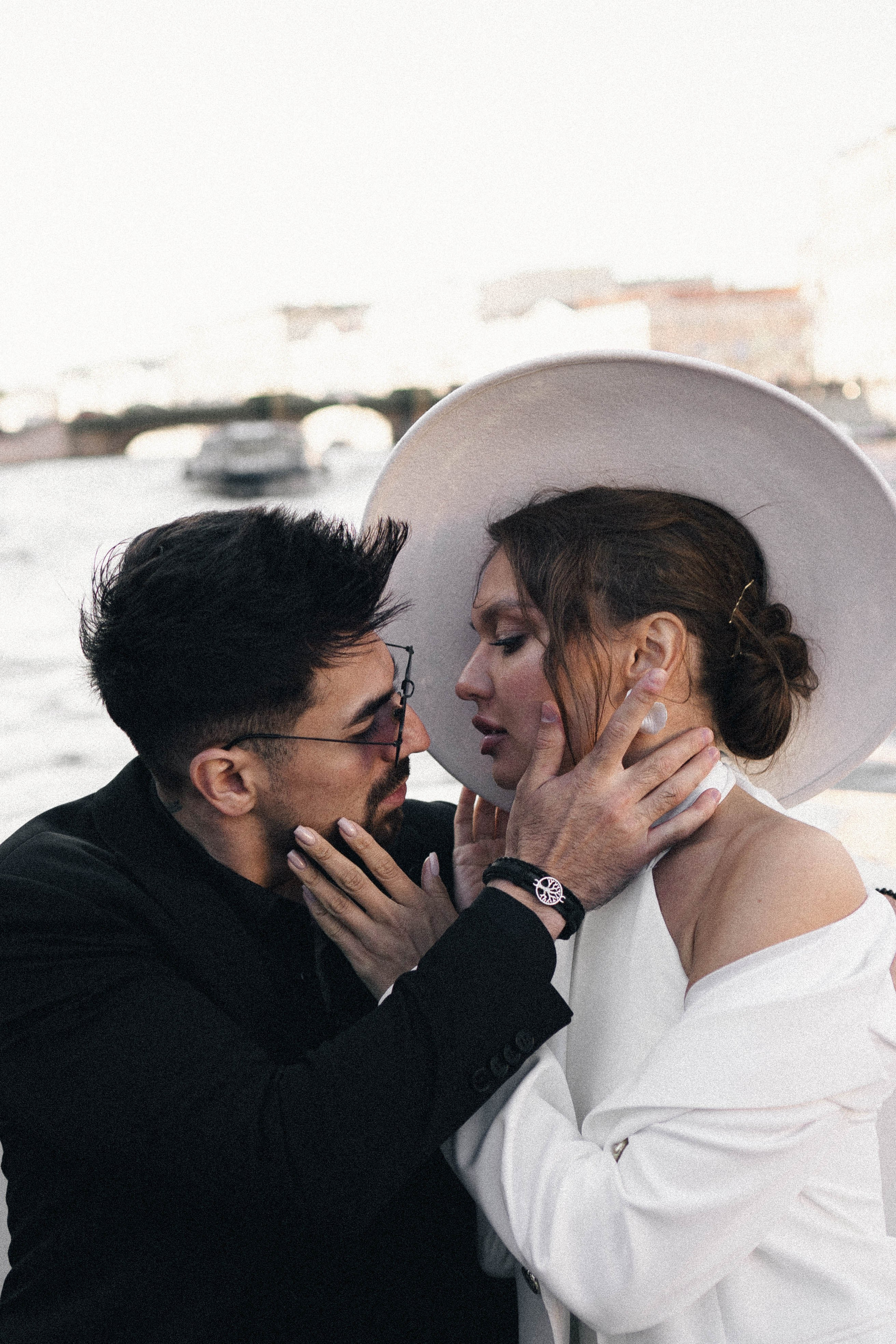 СВАДЕНБНАЯ СЬЕМКА НА КАТЕРЕ ПО КАНАЛАМ САНКТ-ПЕТЕРБУРГА И В АКВАТОРИИ НЕВЫ. Профессиональный фотограф, Санкт-Петербург — Виктория Богомолова