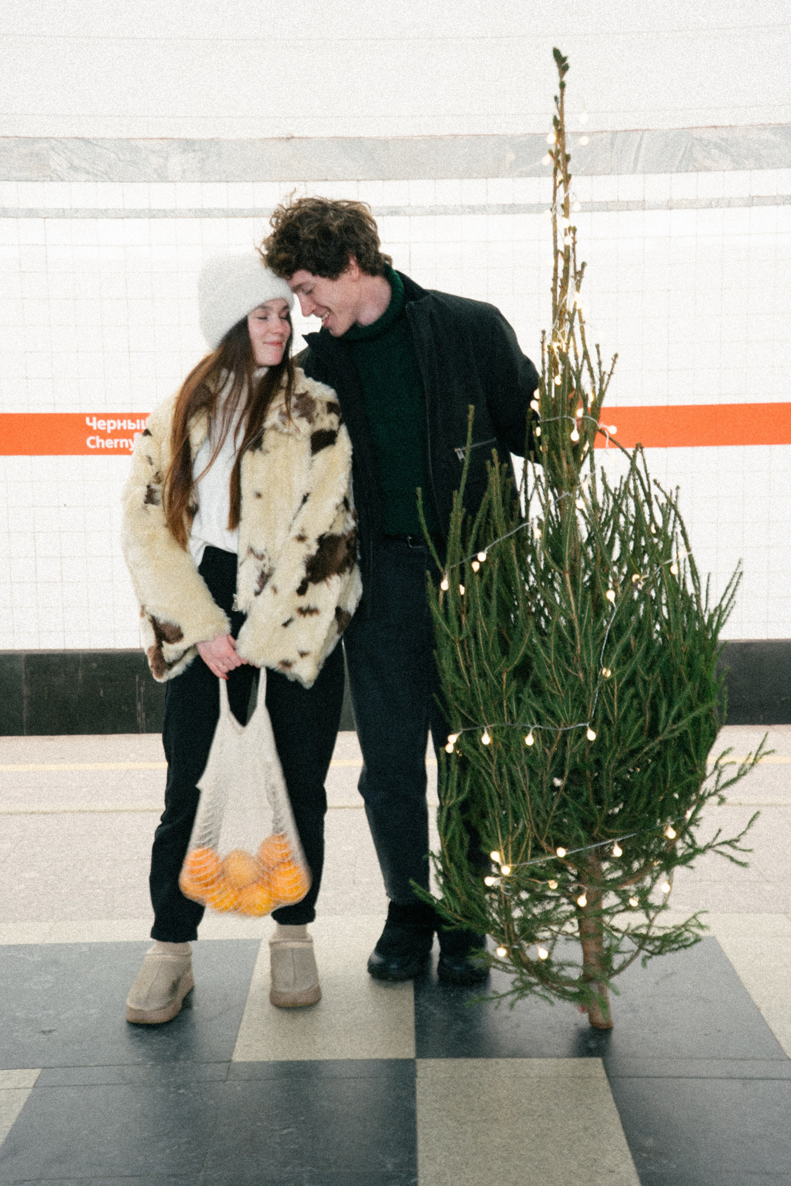 НОВОГОДНЯЯ ПРОГУЛКА ПАРЫ ПО ЧЕРНЫШЕВСКОЙ ПЕРЕД НОВЫМ ГОДОМ. Профессиональный фотограф, Санкт-Петербург — Виктория Богомолова