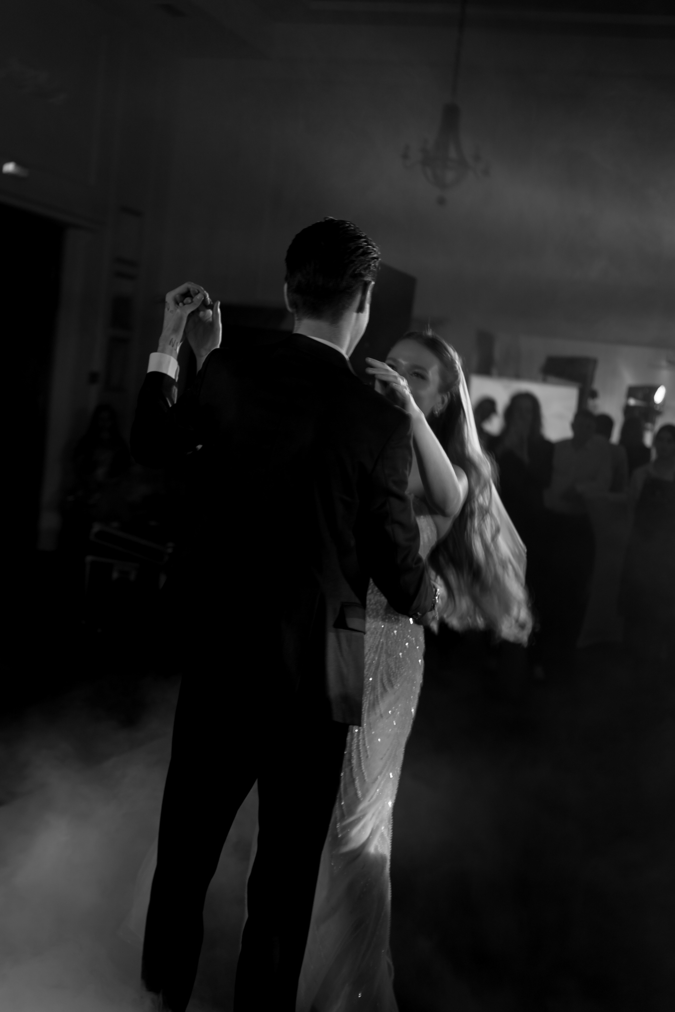 ПЕРВЫЙ ТАНЕЦ МОЛОДЫХ НА БАНКЕТЕ. ТРОГАТЕЛЬНЫЙ МОМЕНТ (СНЯТО В СИБИРЕ В НИЖНЕВАРТОВСКЕ). Профессиональный фотограф, Санкт-Петербург — Виктория Богомолова