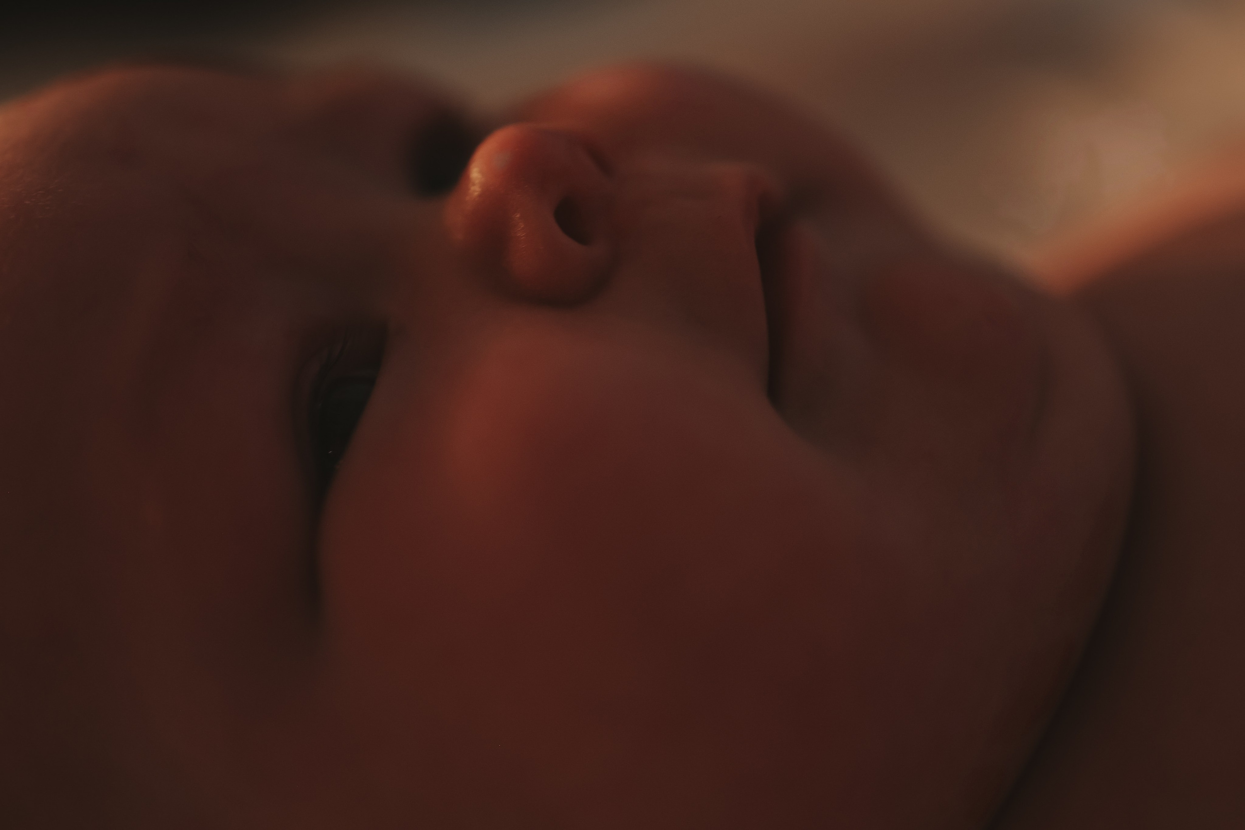 Кормление. Семейный фотограф Тюмень, фотограф на роды Салмина Мария