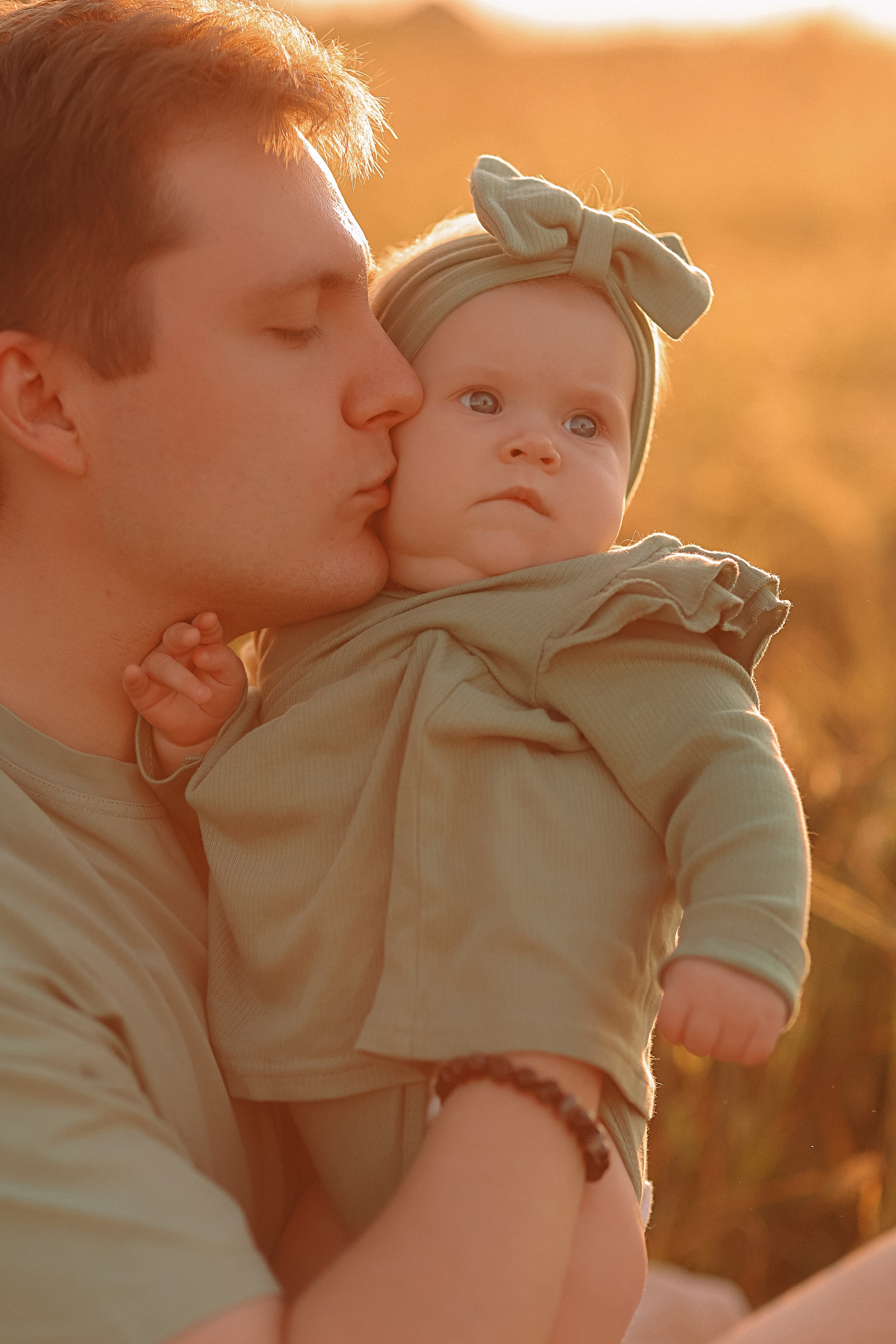 Закатное поле семейная. Семейный фотограф Тюмень, фотограф на роды Салмина Мария