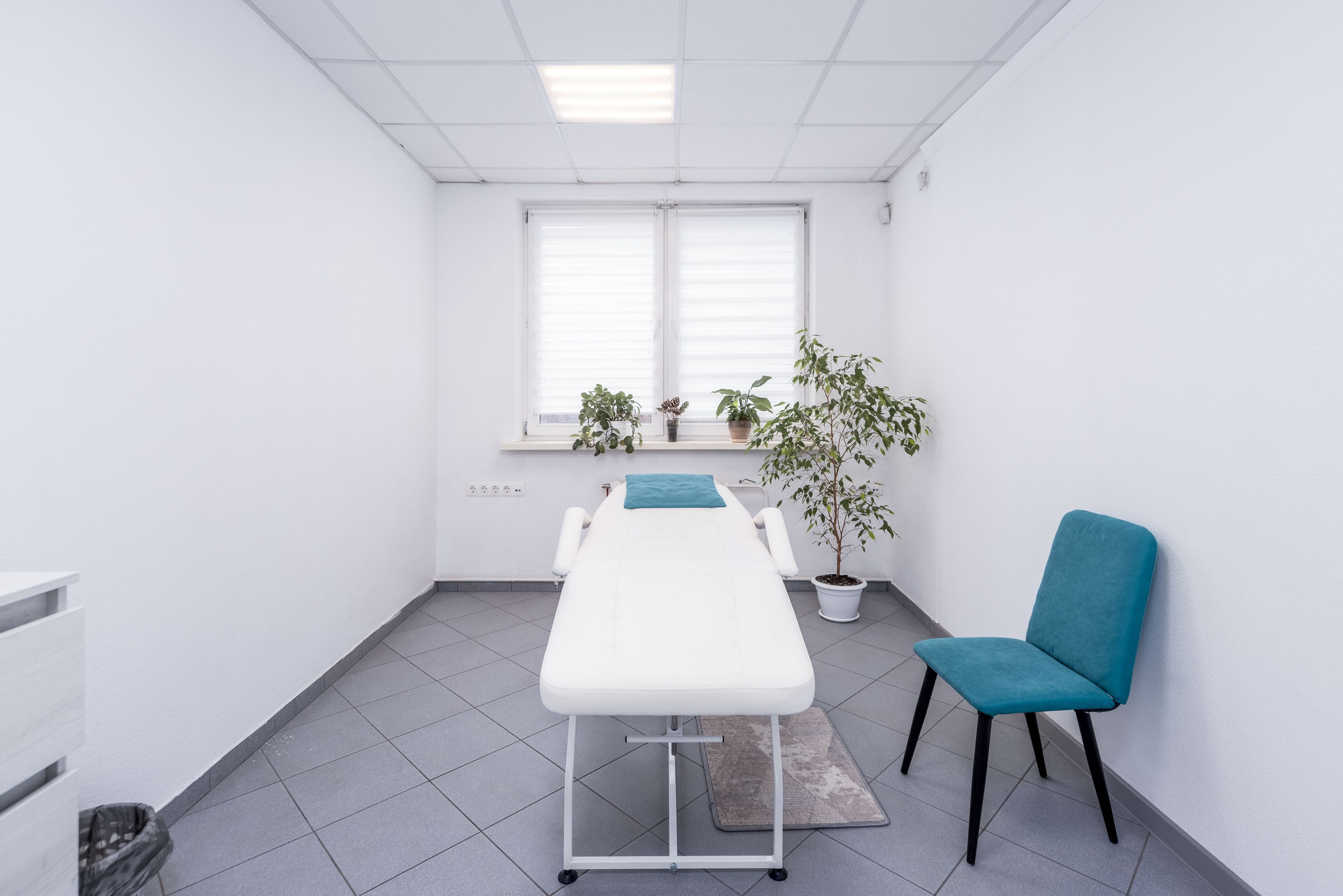 Косметический кабинет - кушетка и большое окно