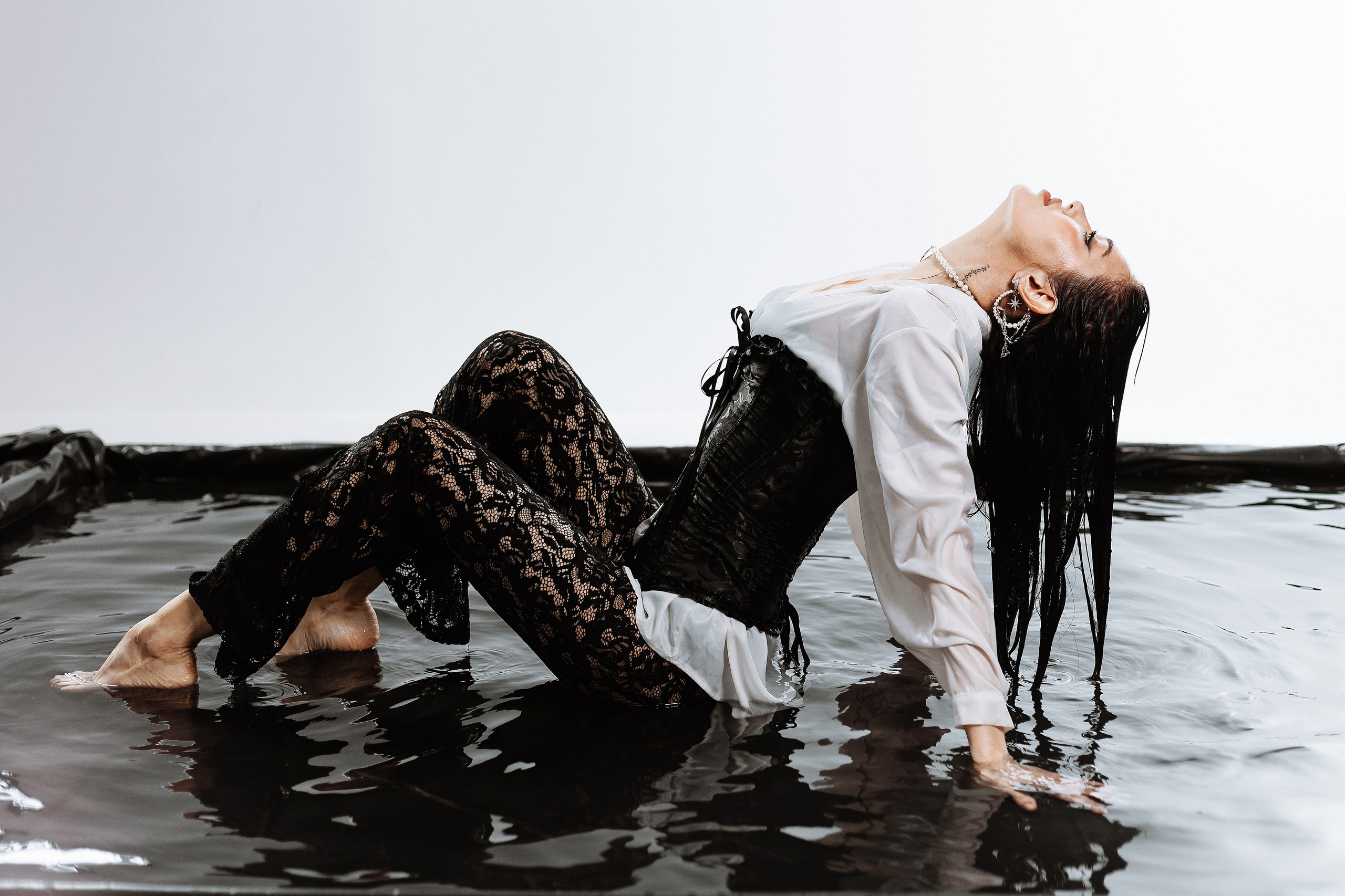 фотосессия в бассейне в фотостудии, сборный бассейн в фотостудии, студийный свет, творческая фотосессия, женский портрет