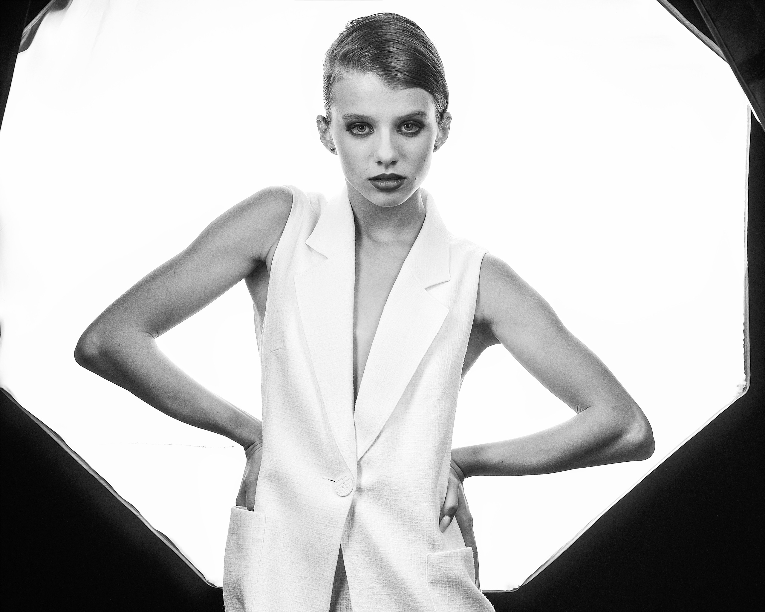 черно белый студийный детский портрет на белом фоне. Кристина Соболева. модельные тесты