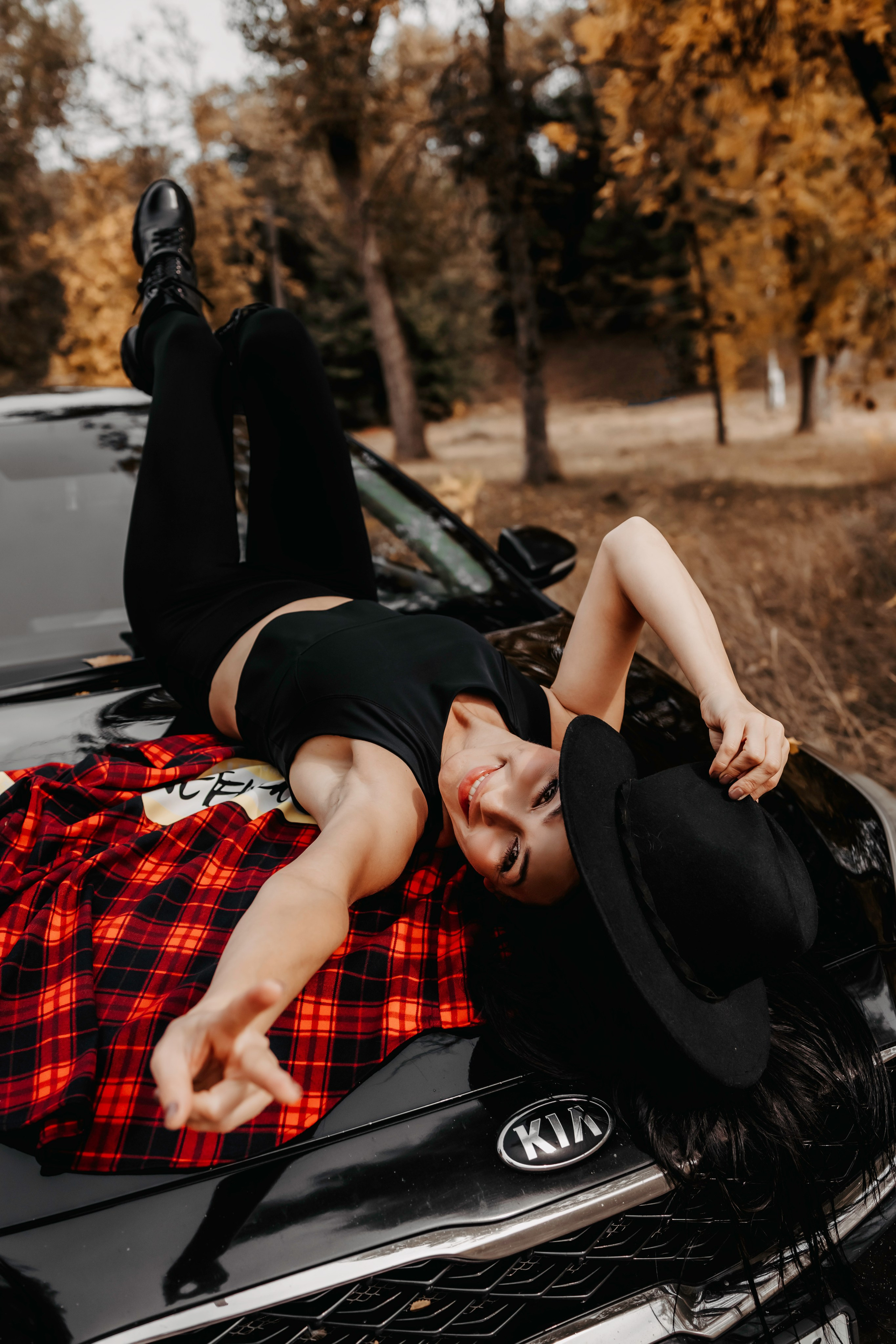 Стильная фотосессия с девушкой и автомобилем на фоне осенних оттенков