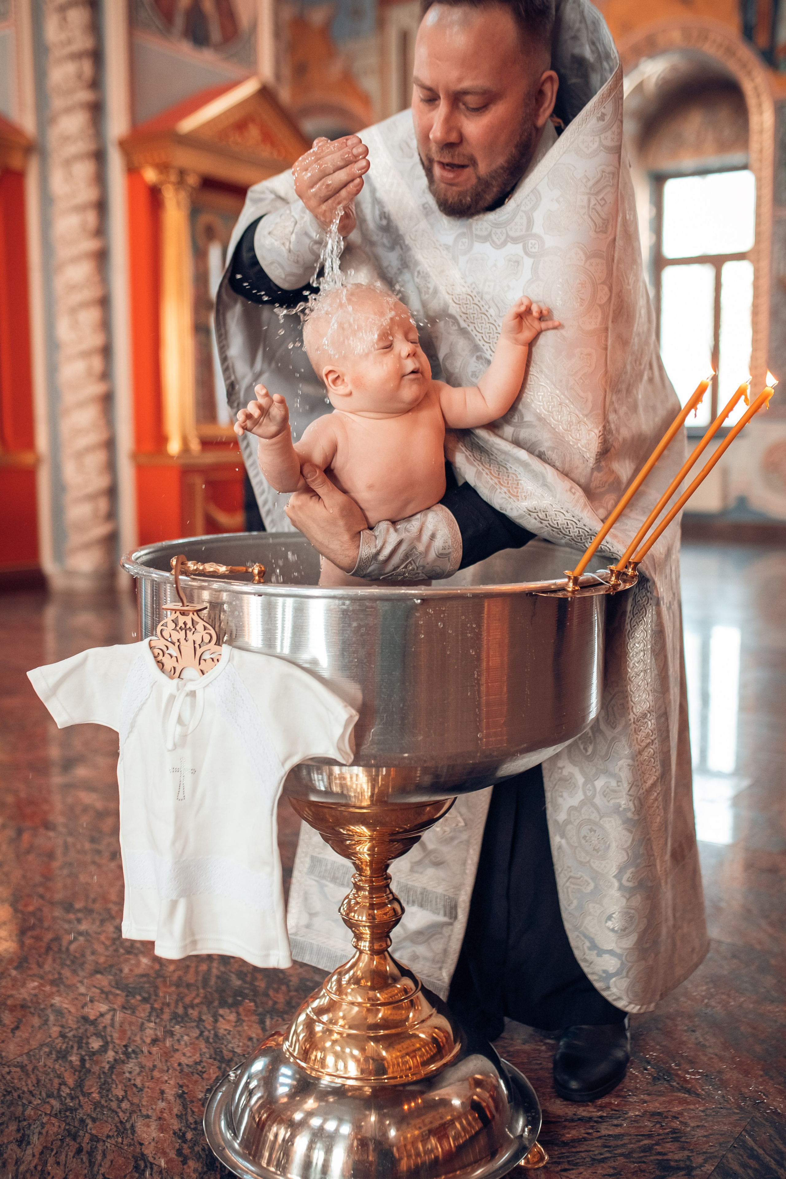 Крещение младенца Леонида в храме Георгия Всеволодовича. Екатерина Крапивина фотограф церковных Таинств в Нижний Новгороде